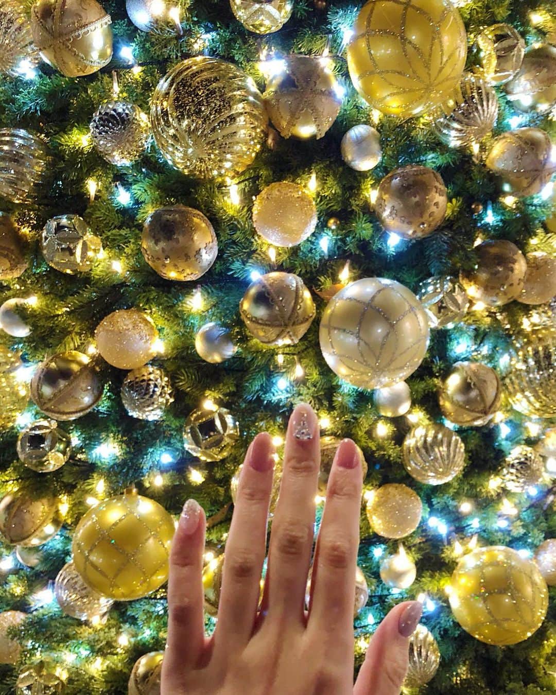 久慈暁子さんのインスタグラム写真 - (久慈暁子Instagram)「* 街はクリスマスムード一色🎄 クリスマスツリーって 見ているだけでなぜか わくわくしてきますよね。 ネイルにも小さなツリーを。 見ているだけで気持ちも華やぎます🥰 * #Christmas #Christmastree #nail #11月からこのネイル」12月20日 18時54分 - kuji_akiko