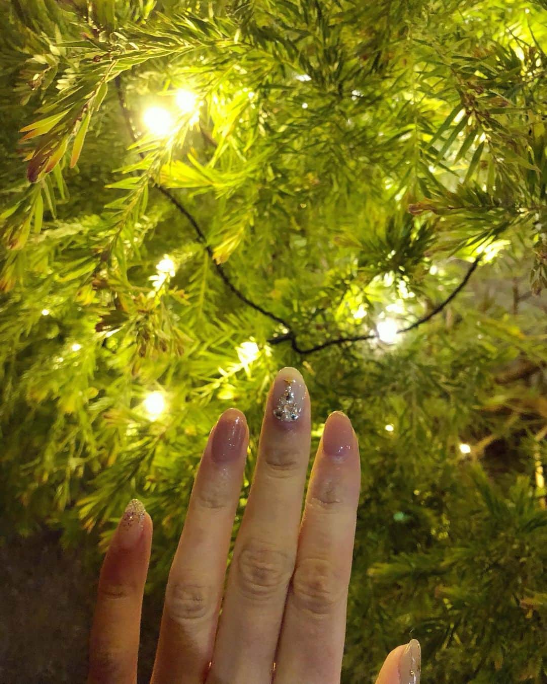 久慈暁子さんのインスタグラム写真 - (久慈暁子Instagram)「* 街はクリスマスムード一色🎄 クリスマスツリーって 見ているだけでなぜか わくわくしてきますよね。 ネイルにも小さなツリーを。 見ているだけで気持ちも華やぎます🥰 * #Christmas #Christmastree #nail #11月からこのネイル」12月20日 18時54分 - kuji_akiko