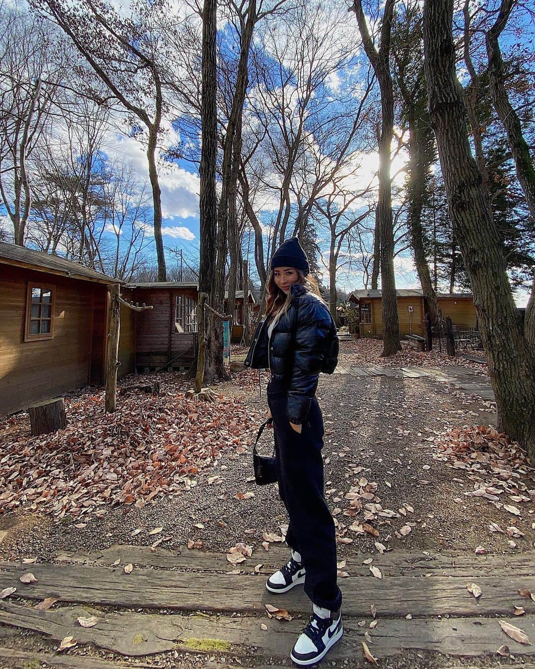 のインスタグラム：「SUNDAY FUNDAY🥖🥐🖤﻿  ﻿ #sunday #mood #miyastyle #ootd #streetstyle #sneakerlover #airjordan1」