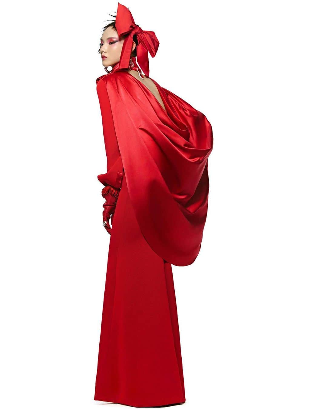 アレクシマビーユのインスタグラム：「Red @alexismabille thanks #bazaarchina @harpersbazaarhk styled @wanggugu shot @zczhangchao #alexismabille #harpersbazaar #harpersbazaarchina #alexismabille #alexismabillehautecouture #reddress #red #drapery #redsatin #drama #attitude #asianbeauty #christmasmood」