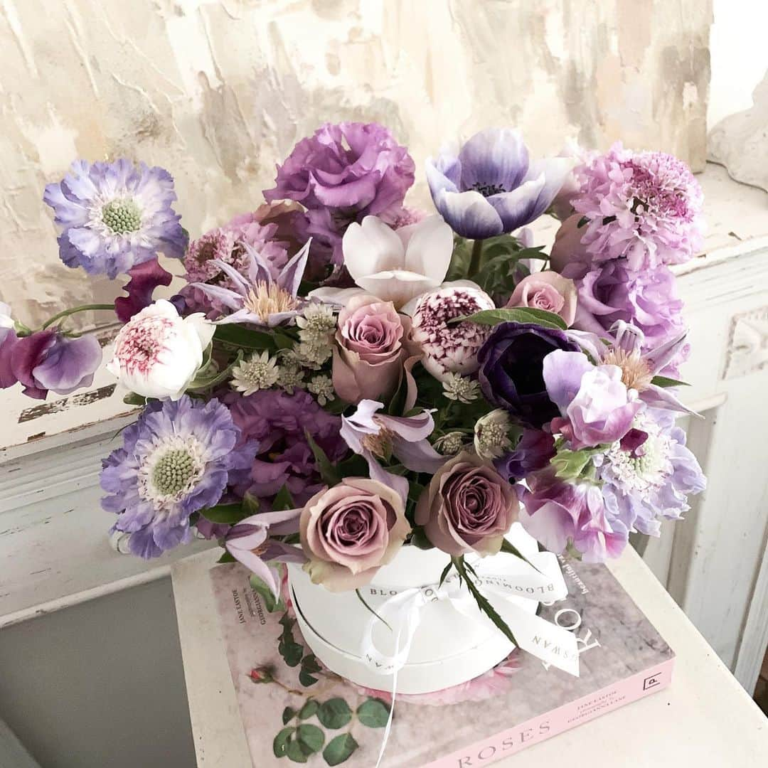 Florist.janeさんのインスタグラム写真 - (Florist.janeInstagram)「보라보라한 플라워박스 💜 #블스박스   . . . . . . . 👆🏻블스 주문건 경우 배송료는 모두 별도 입니다. . ✌🏻배송 시간은 매번 달라지는 교통 상황에 따라 정각에 맞출  수 없으며 대략적인 시간대에 배송해드립니다.(ex 1시-2시)  👌🏻상품 문의시 원하시는 작품 캡쳐후 문의주시면 빠르게 답변도와드리겠습니다💕  🤟🏻매번 달라지는 꽃 시장 상황에따라 샘플 사진과 100% 동일하게 제작은 어렵습니다. 최대한 비슷하게 또는 사진 보다 더욱 예쁘게 제작해드리니 전적으로 플로리스트 의견을 믿어주세요 🙏🏻  .  . . .  . . #블루밍스완 #꽃스타그램 #일상 #선물스타그램 #꽃선물 #선물추천 #플라워레슨 #꽃배달 #강남꽃배달 #크리스마스 #크리스마스선물 #여자친구선물 #외이프생일 #와이프선물 #결혼기념일 #기념일선물 #부모님선물 #flowers #daily #christmas #생일선물 #꽃집 #강남꽃집」12月20日 17時30分 - jane.florist