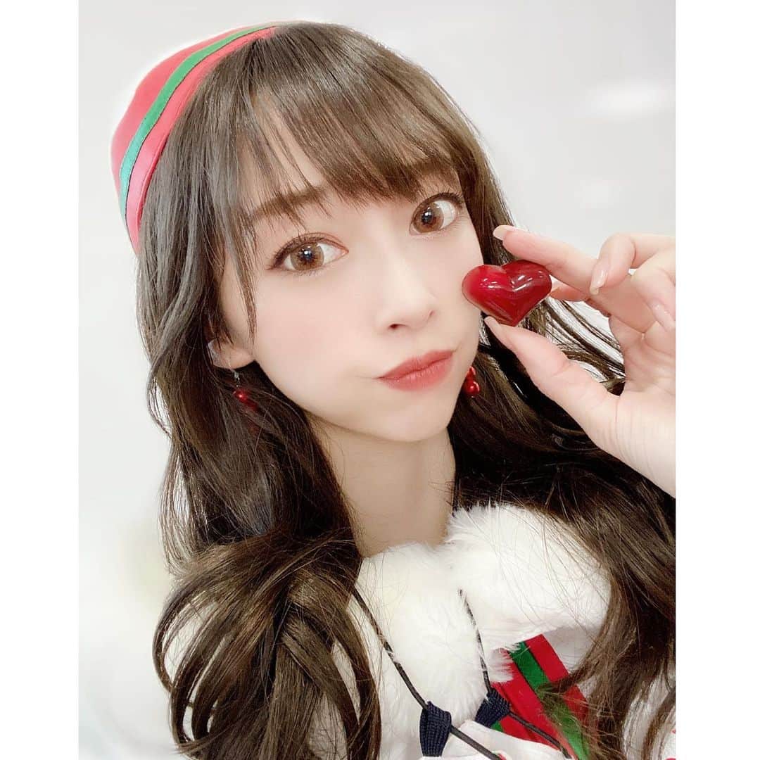 のインスタグラム：「. . . . @patisserie__camelia さんの ショコラとマカロンを差し入れに頂きました🥺❤️ . 私が持っているのはドンペリフランボワーズ味です🍓✨ . ２枚目のショコラの詰め合わせには 山椒パンプルムースなんていう 変わり種も発見🥺💓 . 自宅に帰ってからゆっくり一粒ずつ 味わうのが楽しみ…☺️☕️ . 箱も高級感があっておしゃれで 食べ終わった後も何か小物などを 入れるのに再利用したいです✨ . ４枚目は色とりどりのマカロンで 以前にも食べたことがあるんですが オススメはココナッツとアールグレイとローズ‼︎🌹✨ 食べたら絶対感動しますよ🥺❤️ . 最後のお写真はトリュフ味のマカロンで 本当にそのまんまトリュフを食べているくらい香りが良かったです🥺✨ . 今日は食べませんでしたが噂では ポタージュ味のマカロンもあるとか…？🌽🤔♡ . マカロンの概念が変わるような面白い 味を試すことができるのはカメリアさんだけかもしれませんね！✨ . ストーリーに銀座カメリアさんのHPを 載せておきますので是非チェックしてみて下さい❤️ . . . #ginzacamelia #patisseriecamelia #ginza #高級感 #東京スイーツ #手土産 #手土産にオススメ #銀座スイーツ #ショコラ #マカロン #patisseriecameliaginza #遠藤泰介 さん #ドンペリ #トリュフマカロン」