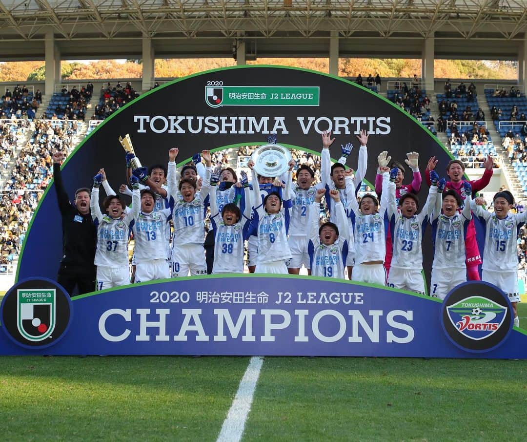 のインスタグラム：「. J2初優勝🏆  📷Photo by J.LEAGUE  #優勝 #🏆 #おめでとうございます #徳島ヴォルティス #vortis  #Jリーグ #jleague #j2 #j撮り  #football #サッカーキング #⚽️ #サッカー」