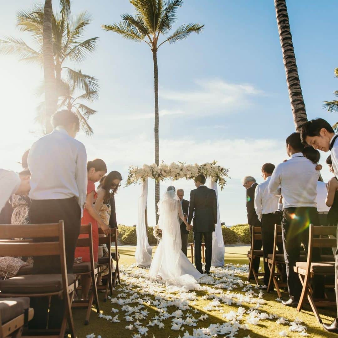 ハワイ挙式のCheersWedding チアーズウェディングさんのインスタグラム写真 - (ハワイ挙式のCheersWedding チアーズウェディングInstagram)「ハワイ挙式ならCheers Wedding ﻿ ﻿  Wedding▶︎ Four seasons Hualalai﻿ ﻿ ハワイ島唯一の五つ星ホテルで叶えるラグジュアリーウェディング。﻿ フアラライの挙式は1日1組しか行わないので﻿ ゆっくりと、時間を気にせずお楽しみ頂くことが出来ます。﻿ 一度訪れたら誰もが虜になる、ハワイ島でのウェディング。とってもオススメです♡﻿ ﻿ Produce by @cheers_wedding﻿ ﻿ ***********************﻿ 【HP】﻿ https://www.cheerswedding.jp﻿ ﻿ ☎︎0120-128-828﻿ 平日11:00〜19:00／土日祝10:00〜19:00﻿ 水曜定休日(7月は2日、16日、30日の木曜日も定休日となります)﻿ ﻿ ***********************﻿ ﻿ ◆ウェディングフォトはこちら﻿ @cheers_photowedding ﻿ ﻿ #チアーズウェディング﻿ #チアーズウエディング﻿ #ハワイウェディング ﻿ #海外ウェディング﻿ #リゾートウェディング﻿ #リゾ婚﻿ #海外挙式﻿ #ハワイ挙式﻿ #ハワイ婚﻿ #新婚旅行﻿ #ハワイ旅行﻿ #cheerswedding﻿ #hawaiiwedding﻿ #wedding﻿ #ハワイハネムーン﻿ #ハワイウェディング迷子﻿ #ハワイウェディングプロデュース﻿ #花嫁準備﻿ #式場迷子﻿ #ハワイ挙式準備レポ﻿ #ハワイ挙式準備﻿ #ガーデンウェディング﻿ #ハワイガーデンウェディング﻿ #フォーシーズンズフアラライ﻿ #fourseasonshualalai﻿ #fourseasonswedding﻿ #beachwedding﻿ #luxuryhotel ﻿ #ラグジュアリーウェディング﻿ #luxurywedding」12月20日 17時29分 - cheers_wedding