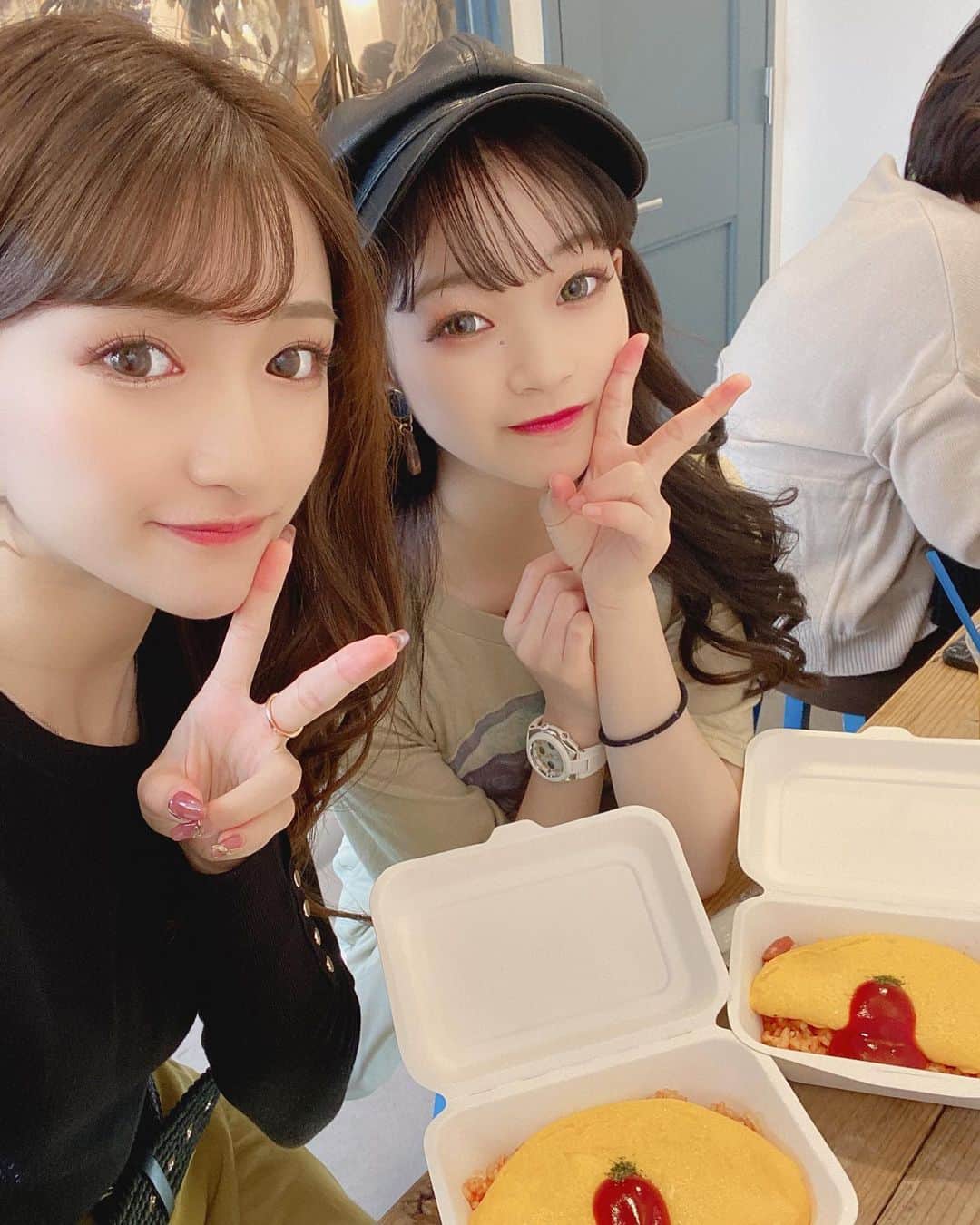 宅島紗彩のインスタグラム：「﻿ いつだか自由が丘かどこかで食べたかわいいオムライス😄🍅﻿ ﻿ おいちかた😋﻿ ﻿ ﻿ 今日も今からちょいとるいるいにお買い物付き合ってもらう👯💕ちゅき﻿ ﻿ ﻿ ﻿ ﻿ ﻿ #lunch #tokyo #omeletterice #café #winter #friends #カフェ巡り #自由が丘カフェ #自由が丘ランチ #オムライス #とろとろオムライス #🍳 #🥚 #💛」