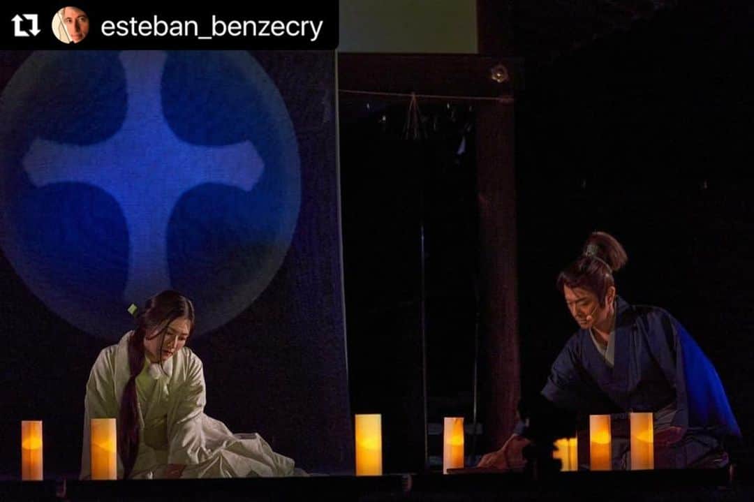のインスタグラム：「先日の世界遺産京都上賀茂神社橋殿にて行われた世界初演モノオペラ「ガラシャ」公演、本日アルゼンチン国営ラジオにて放送されます。  #Repost @esteban_benzecry with @make_repost ・・・ HOY Radio @nacionalclasica FM 96.7 de Argentina 🇦🇷 difundira la grabación del estreno mundial de mi Mono Opera «GARASHA» estrenada hace un mes en Japón 🇯🇵.  Esta noche en “Medianoche digital” con @boris_laures  aquí : www.radionacional.com.ar/nacional-clasica  Mono Opera in 5 acts commissioned by the Japan Association for Music Education Program 👍🏻🎵🎶 Music: @esteban_benzecry  Stage Director: #MatteoMazzoni Screenplay: #NoboruYokoshima Garasha: @ayakotanaka_instaofficial soprano coloratura Shōsai Ogasawara: #MasuTakeshi Noh performer: #SoichiroHayashi  Stage Art: #ShihokoFukumoto Special Art advisor: #HiroshiSugimoto Kimono dresser: #MakiYamasaki Graphic art: @pablo_lembo Hair: 京かつら今西 Kimono: 丹後ちりめん織元 田勇機業株式会社 Photo : @t.minamoto   World premiere at the Kamigamo Shrine in Kyoto, Japan (20/11/2020) No se lo pierdan! #EstebanBenzecry」