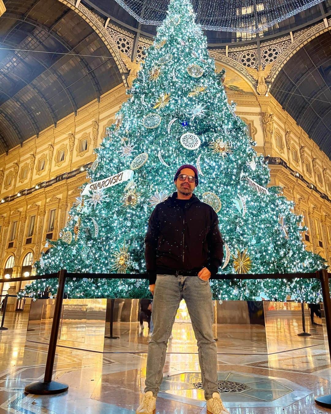 のインスタグラム：「Milano is so Gorgeous! ❤️  Was definitely a cathartic trip, but glad that I got to see some of the holiday decorations in the city.  Early morning in The Galleria senza gente.  Buon Natalie a tutti.  Ci vediamo in 2021 🎊  #italy #milan #christmas #lights」