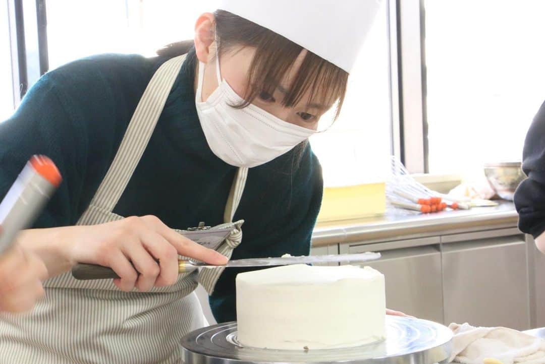 神戸製菓専門学校（公式）さんのインスタグラム写真 - (神戸製菓専門学校（公式）Instagram)「🎅クリスマスオープンキャンパス第3段🎄  #1人1台 #クリスマスケーキを作りました✨  仕上げまでの全工程を自分で経験できる実習スタイルは、神戸製菓ならでは❗️  今日はジェノワーズ(スポンジ生地)を焼いて、組み立て、ナッペ(クリームを塗る作業)をして… 完成まで大変だったと思いますが、できあがったときの達成感は皆さんかなりのものだったと思います✨😉  「先生も在校生の先輩もとてもわかりやすく、優しく教えてくださって嬉しかったです☺️」 「1人1台実習の良さがよくわかりました！😃」 などアンケートには嬉しいコメントをたくさん書いていただきました！  今日も寒い中、お越しいただいた皆さまありがとうございました☺️  次回の洋菓子体験ができるオープンキャンパスは12/26(土)ガトーショコラ&アーモンドチョコレートのラッピングです❤️😉  #神戸製菓　#神戸製菓専門学校　#神戸製菓専門学校oc #クリスマス　#クリスマスオープンキャンパス　#オープンキャンパス　#パティシエ　#製菓　#パン職人　#手作り #手作りケーキ #手作りクリスマスケーキ #christmas #merrychristmas #お菓子作り　#お菓子作り好きな人と繋がりたい #一人一台　#一人一台実習　#パティシエカメラ部 #神戸　#三ノ宮　#pattistagram2020」12月20日 17時38分 - kobeseika_info