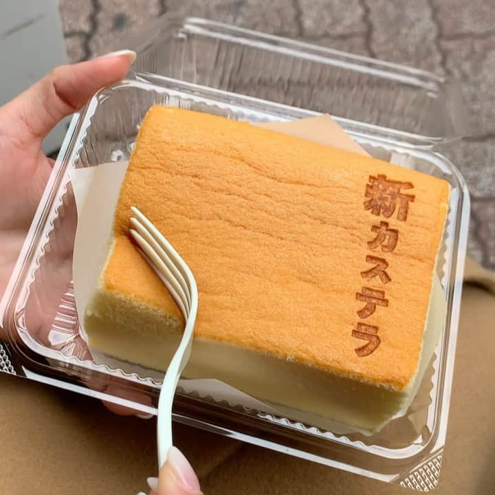 のインスタグラム：「⠀ ＼ 高円寺の台湾カステラ ꪔ̤̮♥ ／﻿ ﻿ #新カステラ の﻿ ◇ハーフ（プレーン）400円﻿ ﻿ をいただきました🥧﻿ ﻿ だいっすきなカステラ屋さん☺︎﻿ カステラというよりシフォンケーキに近い﻿ ふわふわきめ細かいお菓子です🥰﻿ ﻿ 期待を裏切らない美味しさにうっとり☺️﻿ 400円でこの幸せは尊い🥺 ♡﻿ ﻿ 焼いてる動画は @ai_mahalo 撮影☺︎☺︎﻿ 最近浅草店もできたみたいだよ✨ ⠀ #台湾カステラ #新カステラ #中央線カフェ #高円寺 #高円寺カフェ #カステラ #高円寺グルメ #中央線グルメ #カフェ巡り #新カステラ浅草店」
