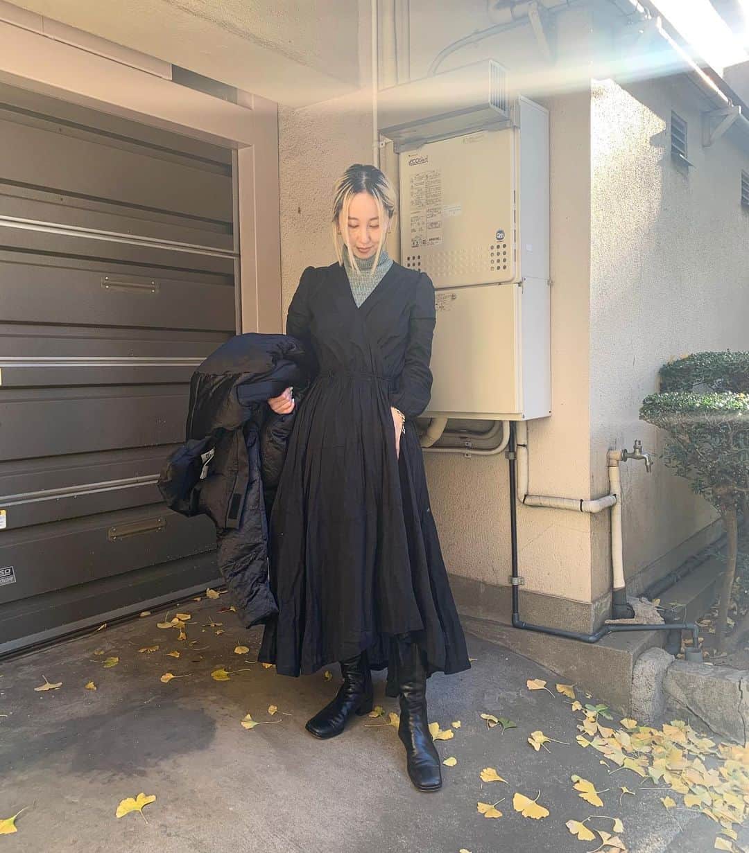 nanako itoのインスタグラム：「たまには黒のワンピース。 . @casa_fline セールを開始したみたいです〜👗」