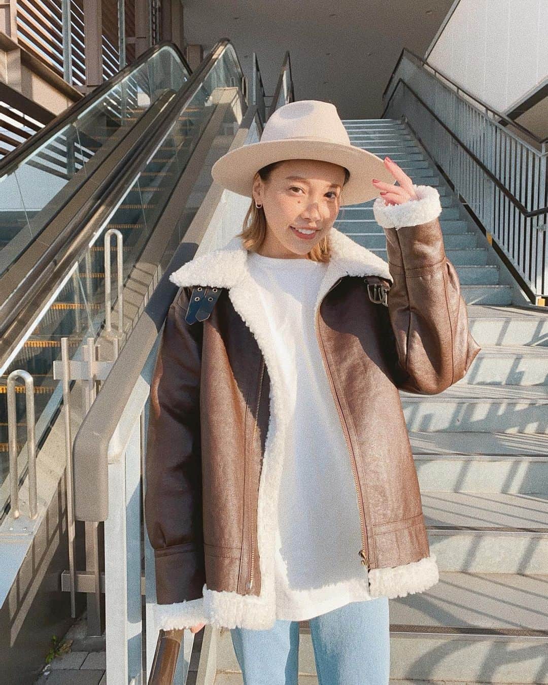 馬詰まほのインスタグラム：「太陽が当たってるとき ポカポカしてあったかいのがたまんないよねぇ🌈 今日も良いお天気で最高でした🦋✨あ〜髪の毛暗くするか、この感じで明るめ保つか悩む。どうしよう。 outer / @andj_jp」