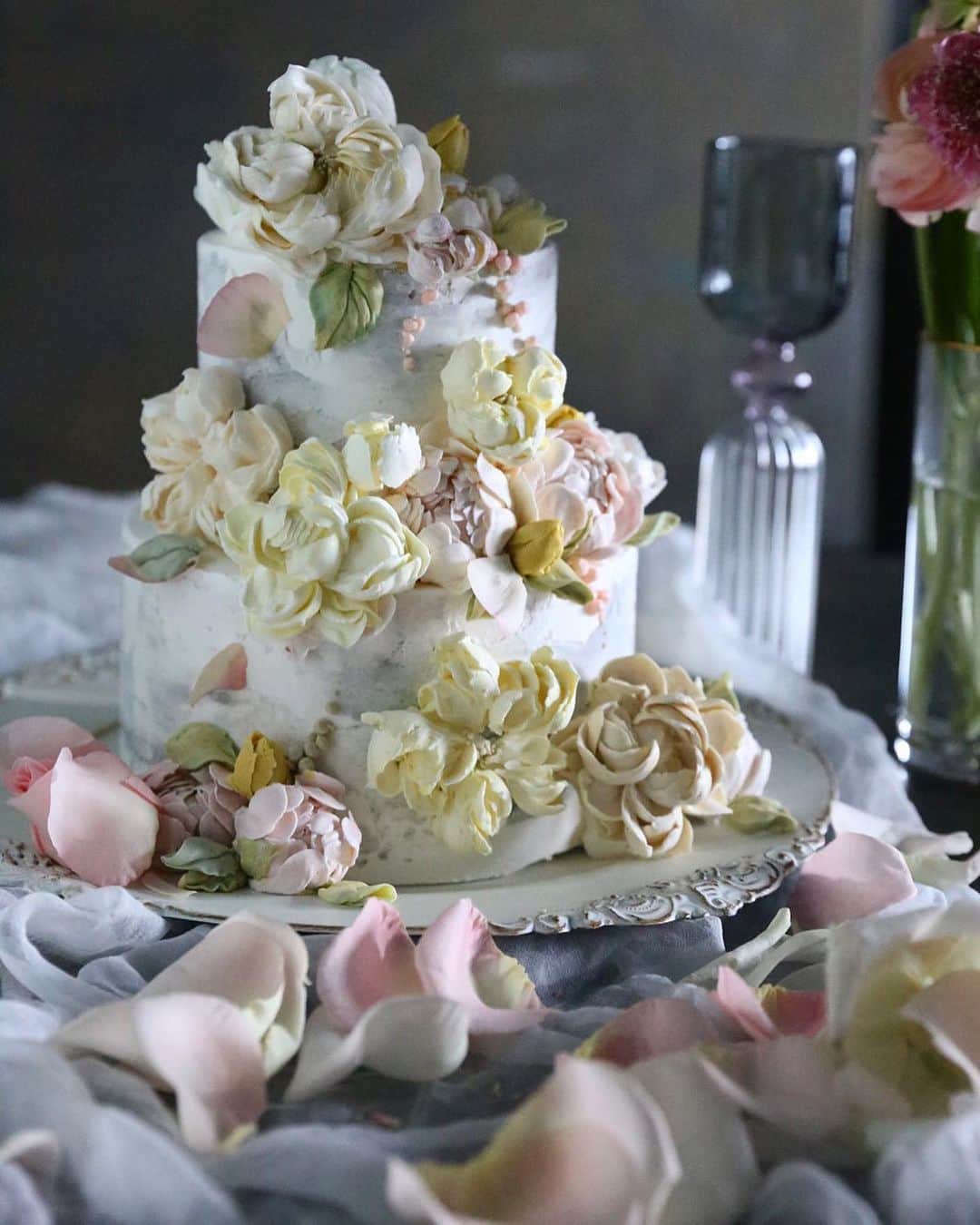 청담 수케이크 (atelier soo)さんのインスタグラム写真 - (청담 수케이크 (atelier soo)Instagram)「ㅡ 요즘.푹빠진 wedding ⚜️ 내작품과심화반작품 :) ㅡ #flower #cake #flowercake #partycake #birthday #bouquet #buttercream #baking #wilton #weddingcake #쿠킹클래스 #wedding ㅡ www.soocake.com vkscl_energy@naver.com」12月20日 17時45分 - soocake_ully