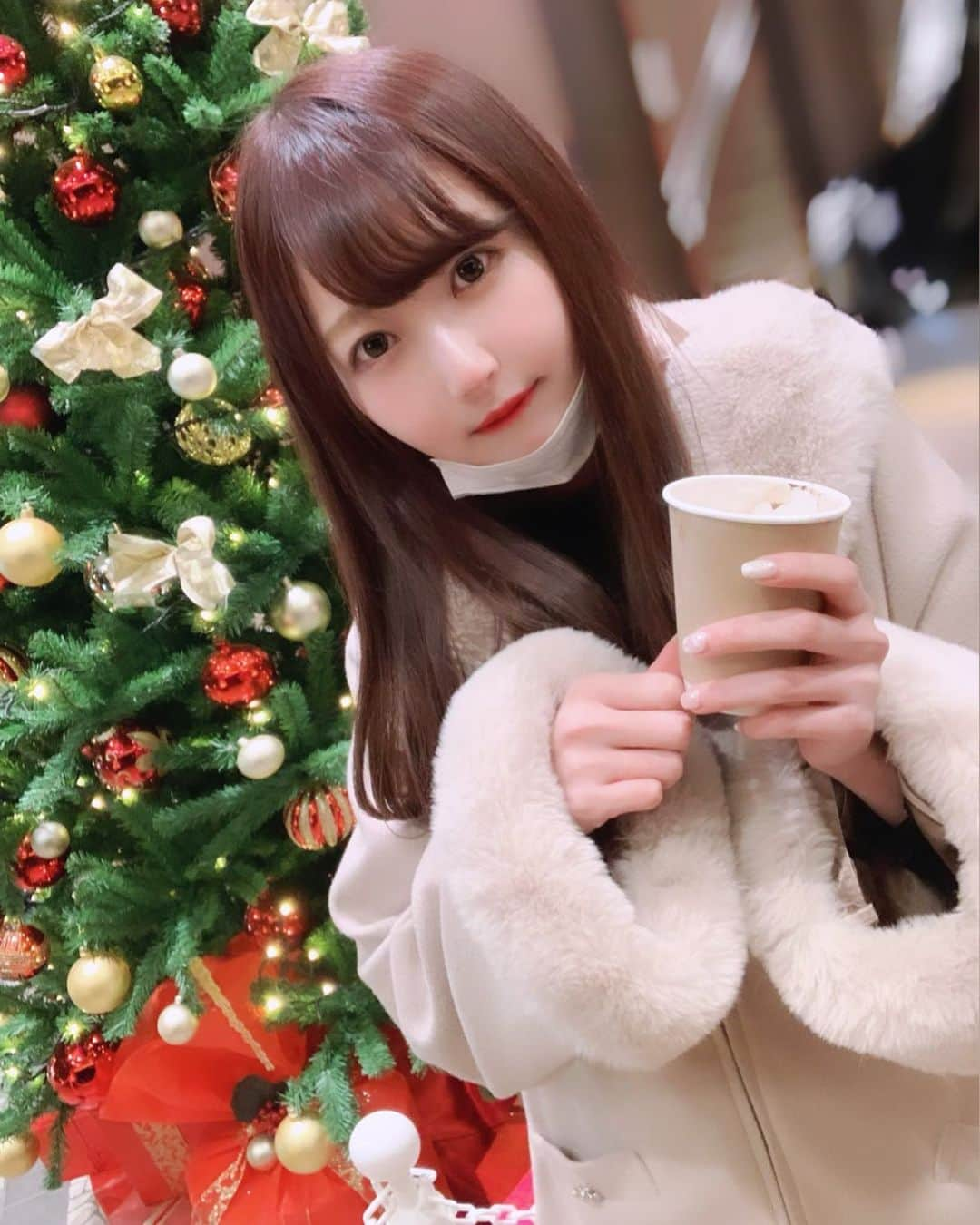 なっちゃんのインスタグラム：「もうすぐクリスマスだね🎄♡♡  🎀ゆりあんぬとおそろいのコート🎀 #michelmoran #ミシェルマカロン」