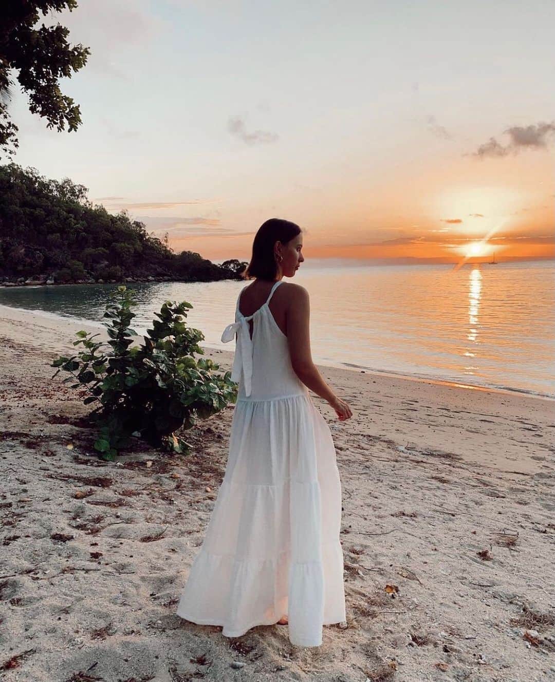 ベック&ブリッジのインスタグラム：「@eleanorpendleton's beach ready in our new marlowe midi. Find it online + in stores in ivory and pumice #becandbridge」