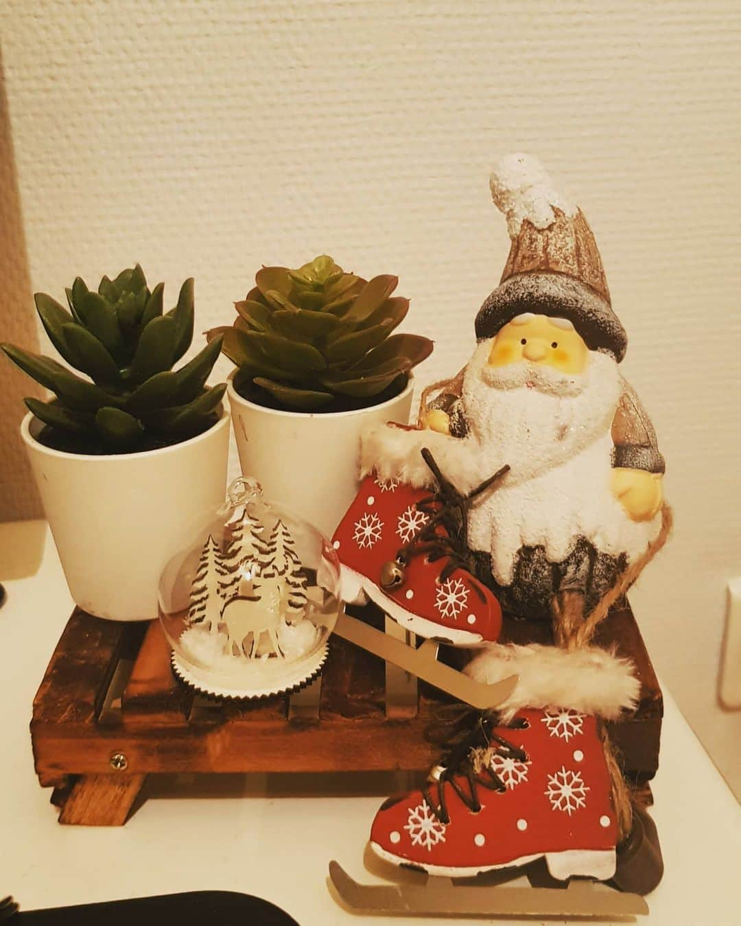 平井絵巳さんのインスタグラム写真 - (平井絵巳Instagram)「🎅🏻2020年Xmasデコレーション🎄  今年のフランスのクリスマスはクリスマスマーケットもないので、少し寂しい感じなので、、お家のいたるところをクリスマスモードにしてみました🎁🎅🏻💕🎄⭐ 集めているスケート靴たちも、ちらほらー⛸️💕  #sapin#decoration#noel2020#france#lyon」12月20日 17時58分 - emiiiii_hra