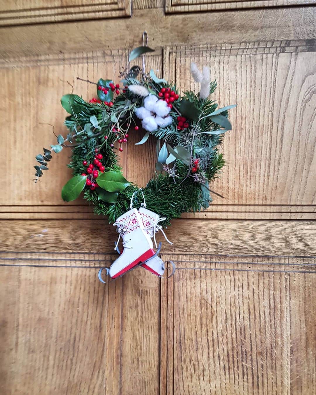 平井絵巳さんのインスタグラム写真 - (平井絵巳Instagram)「🎅🏻2020年Xmasデコレーション🎄  今年のフランスのクリスマスはクリスマスマーケットもないので、少し寂しい感じなので、、お家のいたるところをクリスマスモードにしてみました🎁🎅🏻💕🎄⭐ 集めているスケート靴たちも、ちらほらー⛸️💕  #sapin#decoration#noel2020#france#lyon」12月20日 17時58分 - emiiiii_hra