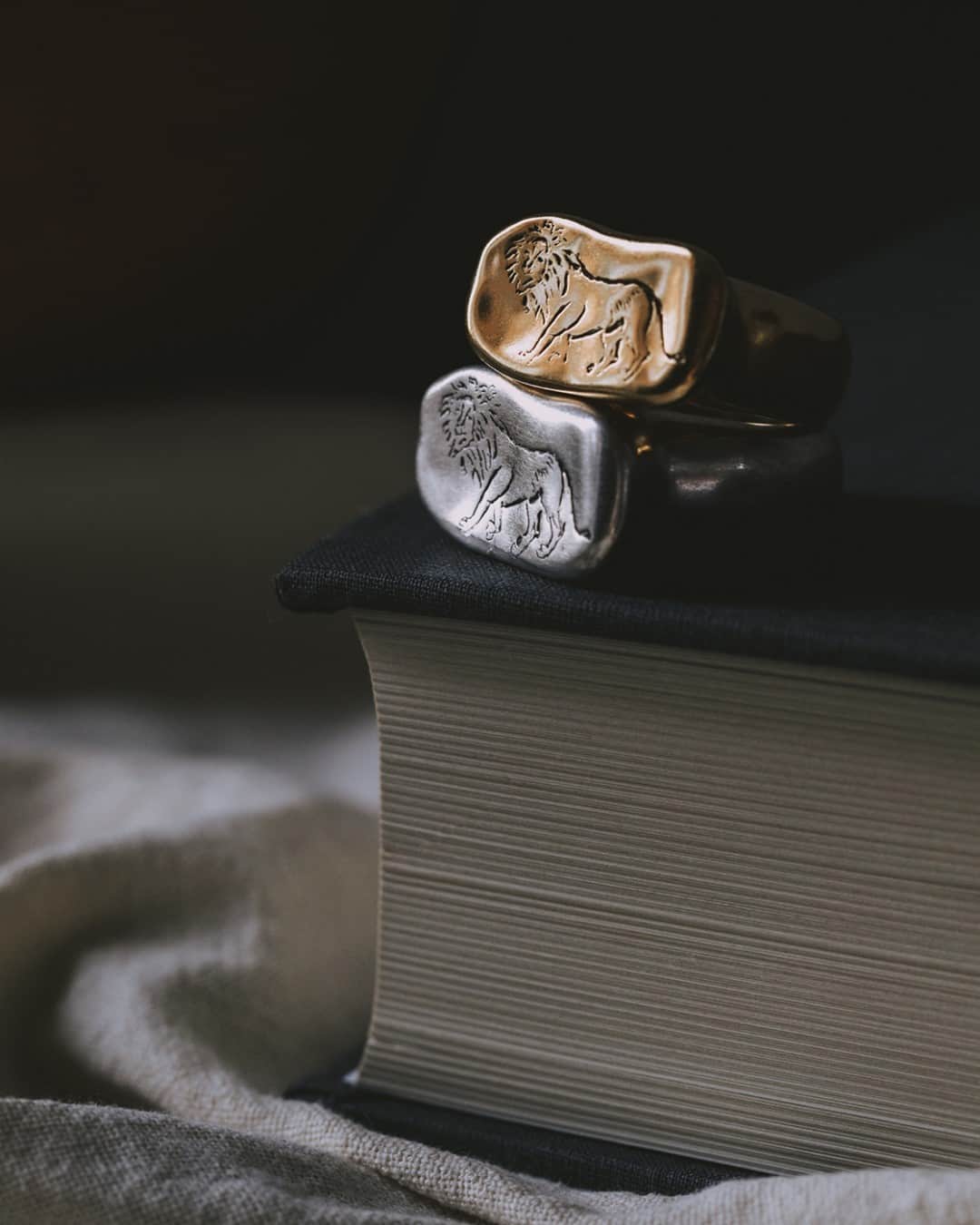 グーセンス パリのインスタグラム：「Unisex LION signet ring from our collection with @harumiklossowskaderola . . 📷 by @alix.marnat」