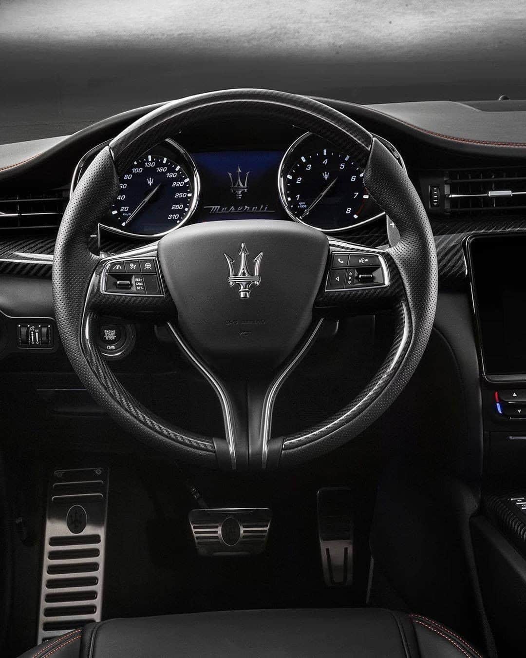 Maserati Japan | マセラティ ジャパンのインスタグラム：「その空間に宿る、タイムレスな気品と存在感にあふれるラグジュアリースタイル。クアトロポルテにはマセラティの真髄とスピリットが見事なまでに凝縮されています。  #Maserati #マセラティ #MaseratiJapan #マセラティジャパン #Quattroporte #クアトロポルテ」