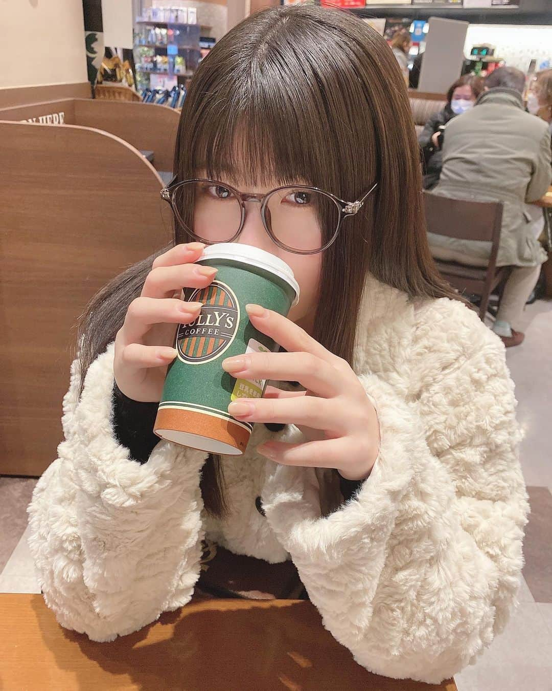 ちとせよしのさんのインスタグラム写真 - (ちとせよしのInstagram)「ソイラテ☕ わんちゃんの毛みたいなアウター🐶 ぱっつんなうです︎︎︎︎！どうかな？︎︎︎︎☺︎  #selfie #cafe #fashion #タリーズ #ストレートヘア #ぱっつん前髪 #伊達メガネ #アウター」12月20日 18時04分 - chitose_yoshino