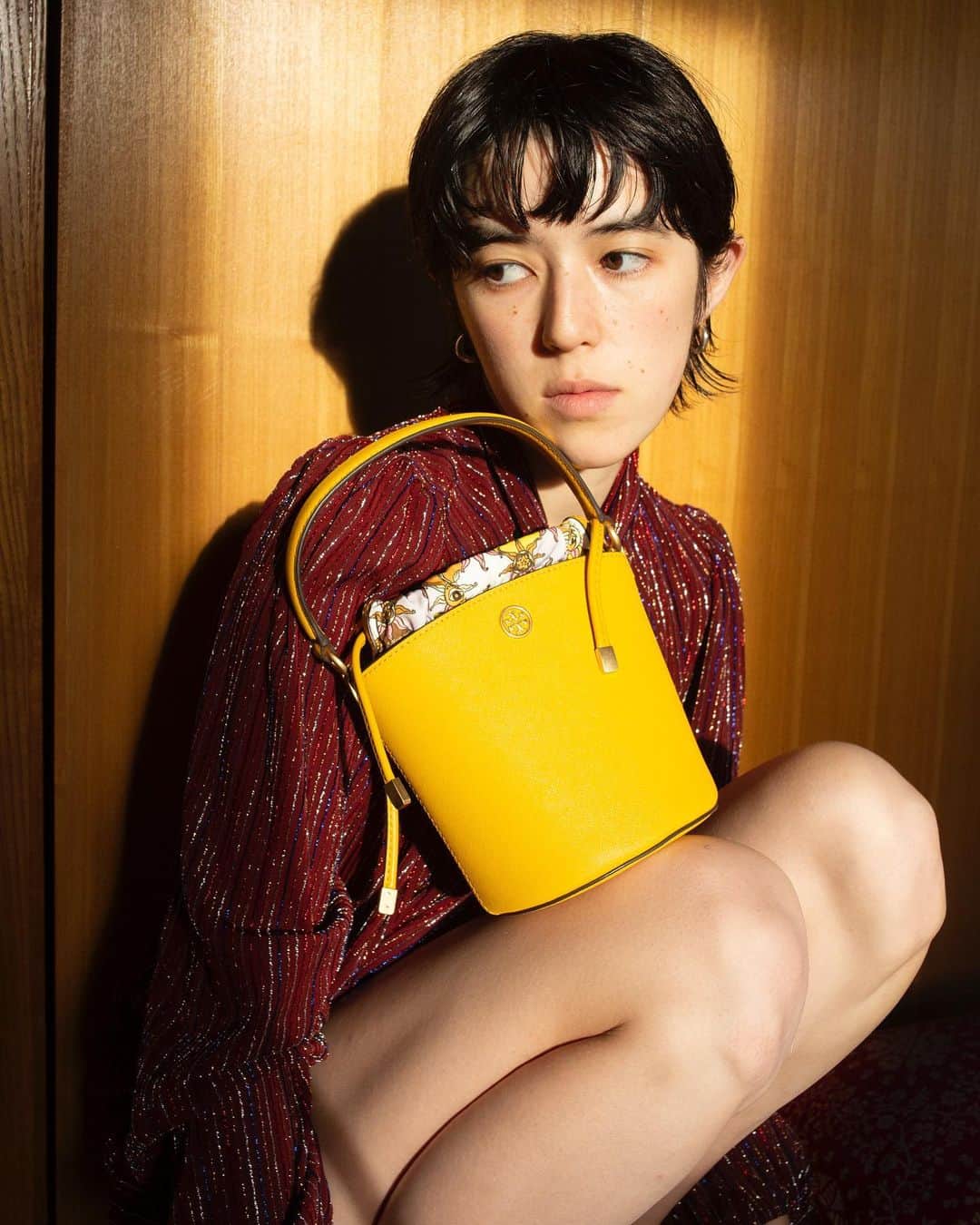 道木 さくら まやのインスタグラム：「1年を乗り切った自分へのご褒美に真っ黄色のTORY BURCH🌼🌼🌼 photo by Me #toryburch #toryburchholiday20  #selfportrait」