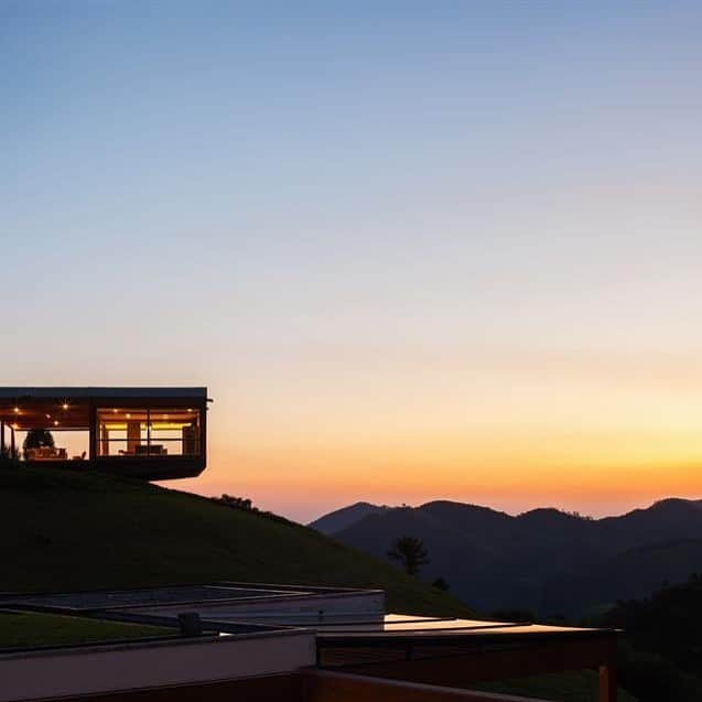 クリスティーズさんのインスタグラム写真 - (クリスティーズInstagram)「A contemporary eco-retreat on 42 protected rainforest acres in the Mantiqueira Mountains of São Francisco Xavier, São Paulo, Brazil, The Grid House is truly one-of-a-kind.⠀ .⠀ [ Via @christiesrealestate  Represented by @axpe_imoveis ]⠀ .⠀ #houseoftheday #luxurydefined #Christies #ChristiesHomes #Luxury #LuxuryRealEstate #EcoFriendlyRealEstate #MantiqueiraMountains #Rainforest #EcoRetreat #ContemporaryRealEstate #SãoFrancisco #Xavier #SãoPaulo #Brazil」12月20日 18時09分 - christiesinc