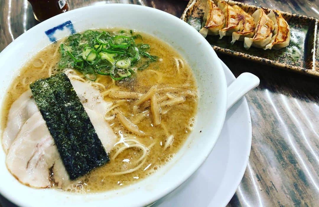 のインスタグラム：「今年最後の旅の始まり 目的地に着く手前のこちらでラーメン 9年ぶり？かな 相変わらず美味しかった！」