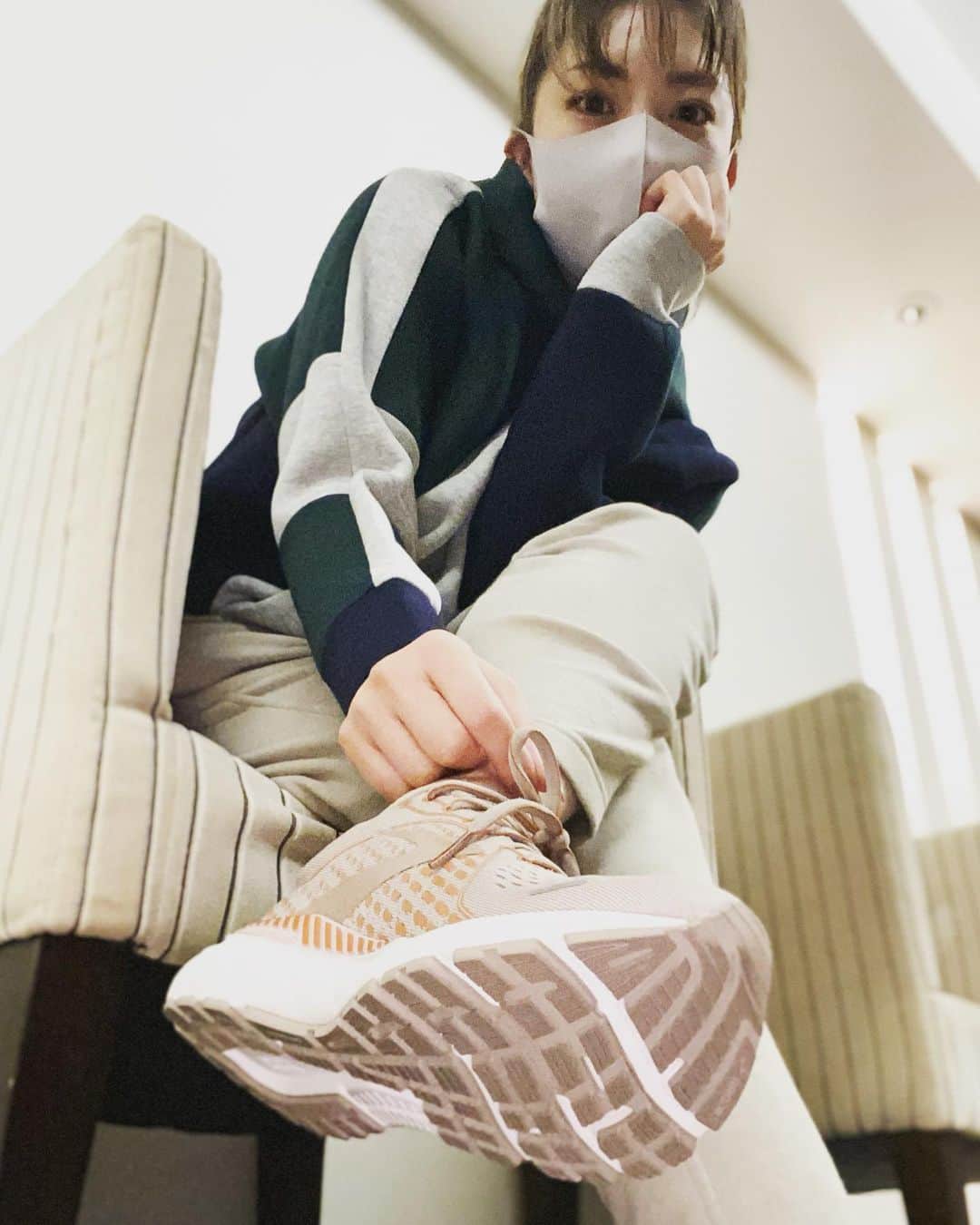 山名未紗のインスタグラム：「【BROOKS 】﻿ ﻿ 凄い‼️感動！！﻿ 私にピッタリなスニーカーに﻿ 出会ってしまった！！✨✨﻿ ﻿ NIKEを履く事が普段多いんですが﻿ ランニング・ウォーキングした感じが﻿ 今までと違う！🏃‍♀️﻿ ﻿ ブルックス‼️﻿ ﻿ いつもお世話になってる﻿ @nailvenus_magazine  宇田川編集長も愛用されてるって﻿ ことで渋谷でなんと足を計測して頂きました👣﻿ 足の幅、長さ、甲の高さ、重心や体重のかかり方、歩き方などなど！﻿ 全てアプリと連動して確認できる。﻿ ﻿ それから自分にピッタリなスニーカーを﻿ AIが教えてくれる。﻿ 賢すぎやな。﻿ ﻿ 私はカカトにちょっと力が入るから﻿ カカトをしっかりサポートした﻿ クッションしっかりの軽量スニーカー﻿ ﻿ 最近、地味にウォーキング頑張ってるんですよ🏃‍♀️﻿ 寒いしお外でたくなーいってなりがちだけど頑張ろうって思える相棒。﻿ ﻿ ﻿ #BrooksRunHappy﻿ #ブルックスランハッピー﻿ #hb_hummingbirds﻿ #ブルックス ﻿ #BROOKS ﻿ #brooksrunning﻿ #PR」