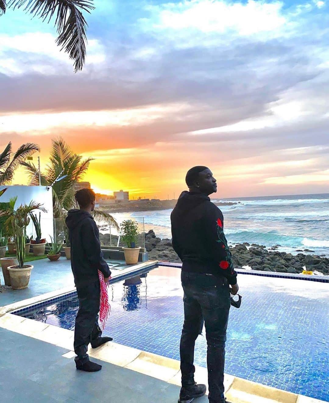 エイコンのインスタグラム：「View from our backyard @foreignbillionaires」