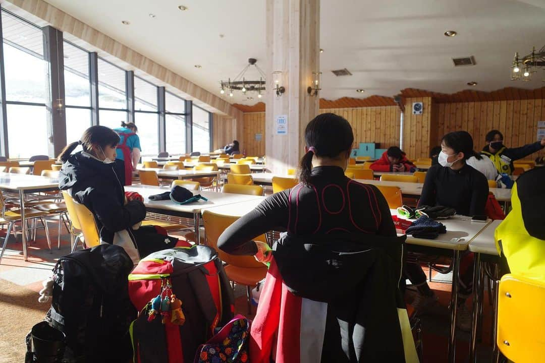 佐々木明さんのインスタグラム写真 - (佐々木明Instagram)「【Racers vibes】 Racing suitsに袖を通せば普段ニコニコの女の子達もクールでストロングなRacerに変わる。 そんな姿に刺激を受けた4日間の国内強化合宿でした。racerである事それはfighterであれ。そう言う事。 @saj.snowjapan  @japanalpineskiteam  #jpaskiyoungguns  #smile #gohard #smileagain」12月20日 18時14分 - akiraexploring