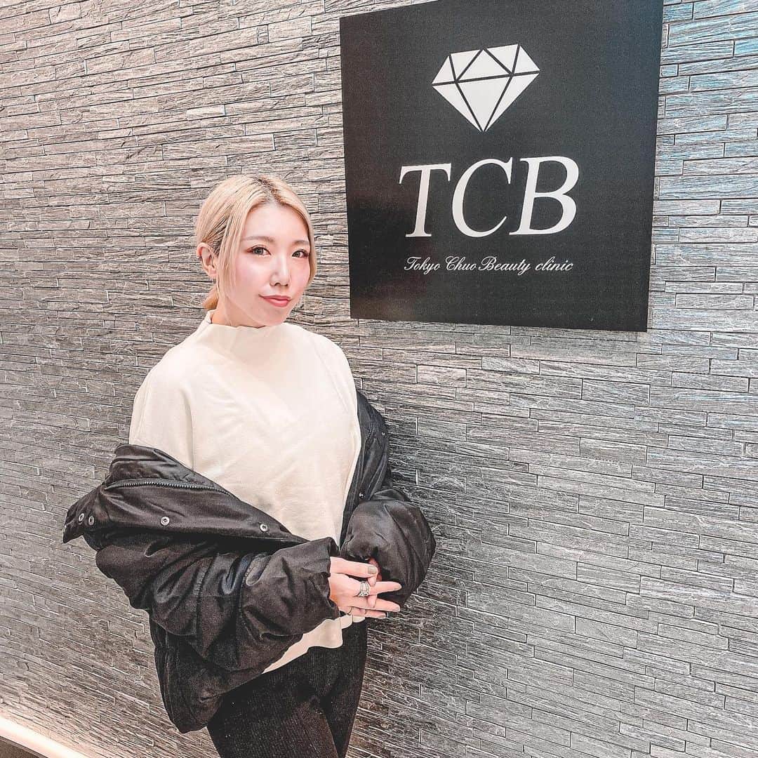 DJ CHI☆MEROのインスタグラム：「💎 . 鼻整形のBefore→After載せました👩🏼 . 東京中央美容外科世田谷院【@tcbsetagaya 】に TCB式鼻先尖鋭術の一ヶ月経過検診行ってきました(目が充血しててごめんなさい泣) . 今回特に満足しているのが 鼻先が綺麗になったこと！！ 鼻先の凹凸が出来ただけで だいぶ印象変わったの分かるかな？ . 元々上向きの鼻だから 逆に鼻先を下げた方がキレイ！ って外崎先生のカウンセリングを受けたんだけど、 一人一人に合った要望や整形に対する不安とかもしっかり聞いてくれて安心でした☺️ . ダウンタイムも少なかったから 次の週の旅行にも普通に行けた⭕️ . 気になる方は外崎先生のインスタも是非チェックしてみてね！ 外崎先生👩‍🏫【 @tcb.sotozaki 】 . 予約の時に『ちーめろのインスタ見た！』と伝えてもらえば いい事あるかも…♪ . . . #鼻整形ならtcb東京中央美容外科 #美容整形ならtcb東京中央美容外科 #東京中央美容外科#美容外科#世田谷院#東京中央美容外科世田谷院#外崎麻里#tcb式鼻先尖鋭術#tcb式鼻翼縮小完全内側法#TCB#世田谷院#池尻大橋#東京#田園都市#美容#アンチエイジング#小鼻#鼻尖形成#鼻整形#PR」