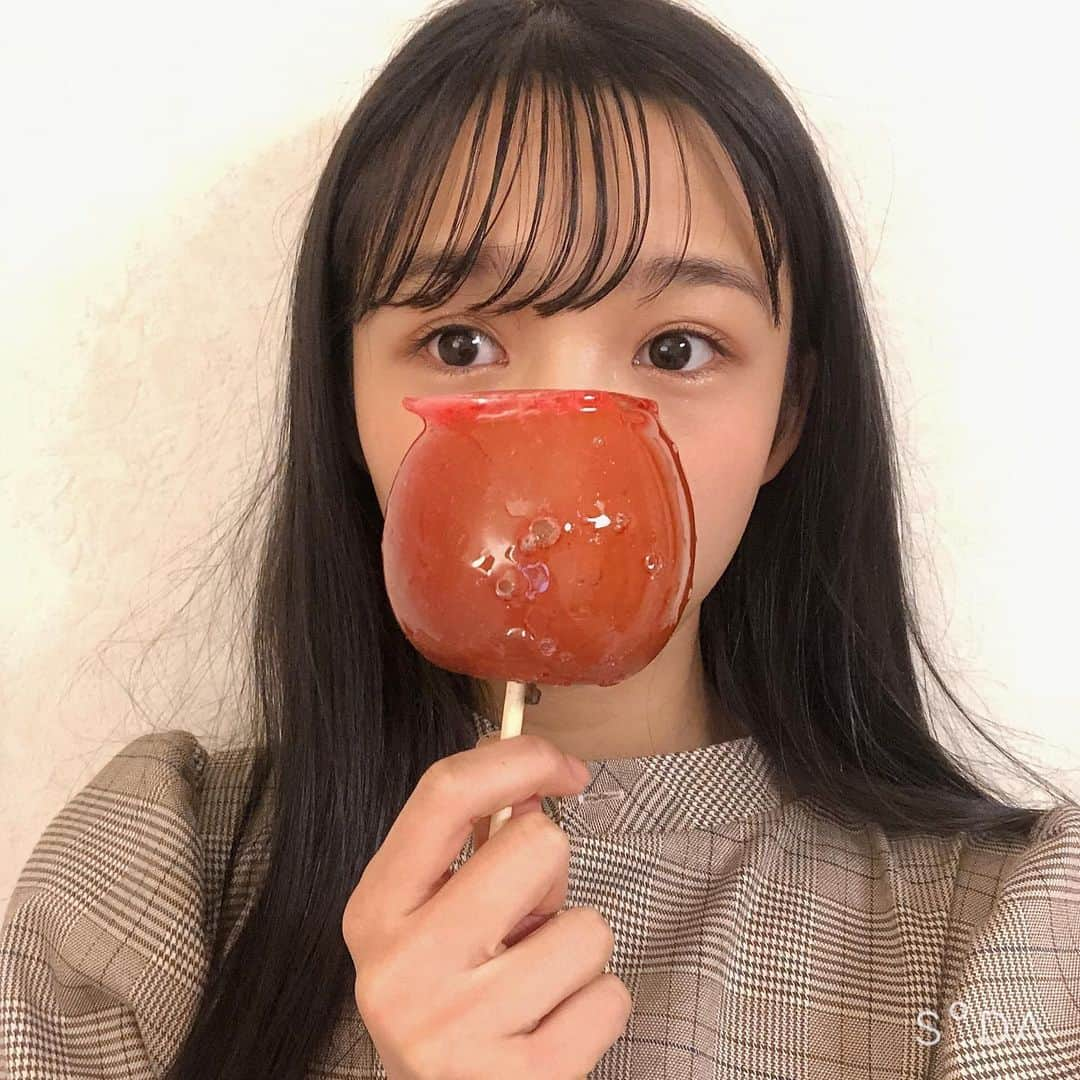 中山あやかさんのインスタグラム写真 - (中山あやかInstagram)「＊ りんご！りんご！  久しぶりにりんご飴食べました〜🥳 最高に美味しい、！ 1年前くらいのニコプチブログにも載せたよ☻！  着てる服、上のボタン取れてるのに替えのボタン ホテルに置いてきちゃってどーしよー🥲 近寄らないと分からないからずっと着てます笑！ ＊ ＊ ＊ #ニコプチ #中山あやか」12月20日 18時17分 - ayaka_nakayama1