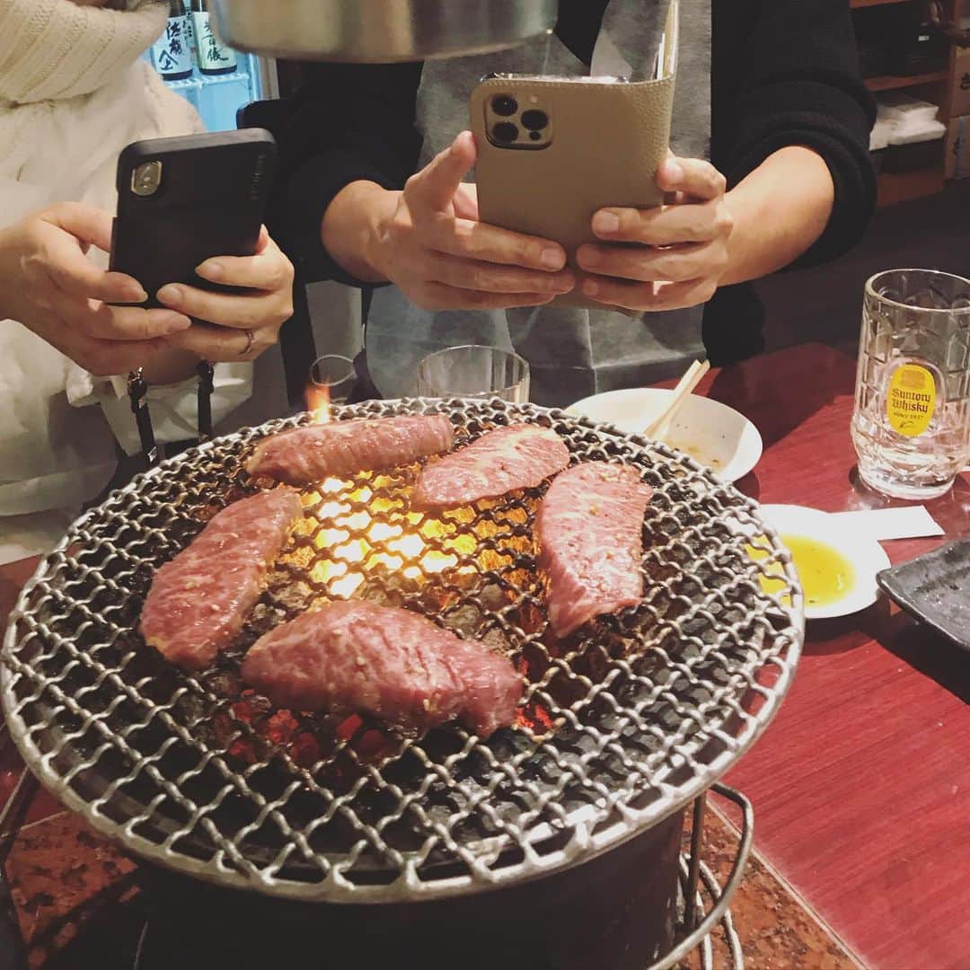 asakoshimojimaのインスタグラム：「・ 😂😂📸📸  ここ、つまみ前菜からお肉なんてもう最高で、全部全部全部美味しかった‼︎  中村さん、ありがとうございました♡♡♡  #赤坂見附焼肉#炭火焼肉金星#赤坂炭火焼肉金星  絶対また行く💪」