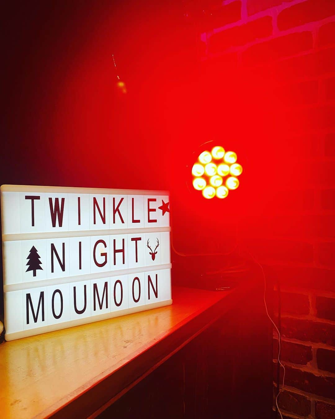 YUKA のインスタグラム：「本日20:00からTwinkle Night with moumoon✨✨☺️ 一足はやいクリスマスをみんなで🎄お祝いしましょう🥂✨✨」