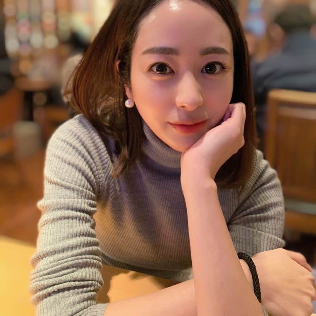 井上晃子さんのインスタグラム写真 - (井上晃子Instagram)「#2020最後の肌管理 🥚  今年は毛穴撲滅と透明感を目指して日々ホームケアと 月1の美容クリニック @senriyumi で自分のお肌と向き合ってきました。  毛穴ケアは#ダーマペン が好きです♡今年はダーマペンを使ってヴェルベットスキンやPRP💉も攻めました。毛穴を引き締めたい方、ぜひ試してみてください♡  お肌管理は外側から攻めたり守ったりする事も大事ですが、私にとって内側の"心を整えること"が何より大切だという事を痛感した年でした。 このマインド美容についてはまた別で 言葉がまとまったら綴りたいと思います🕊🌎  心と身体とお肌が繋がっている事、 ただ綺麗を求めるだけでは生きていけないという事。 オトナ美容は奥が深いなと考えるきっかけをもてた2020♡  この気持ちや経験を来年は何かの形でお届けできるようにしたいと思っています 。🕊🌎🌿  #akiki_mybeauty  #千里中央ゆみスキンクリニック  #美容皮膚科#美容クリニック #ヴェルベットスキン#ヴァンパイアフェイシャル  #肌管理#艶肌」12月20日 18時19分 - akiki_2015