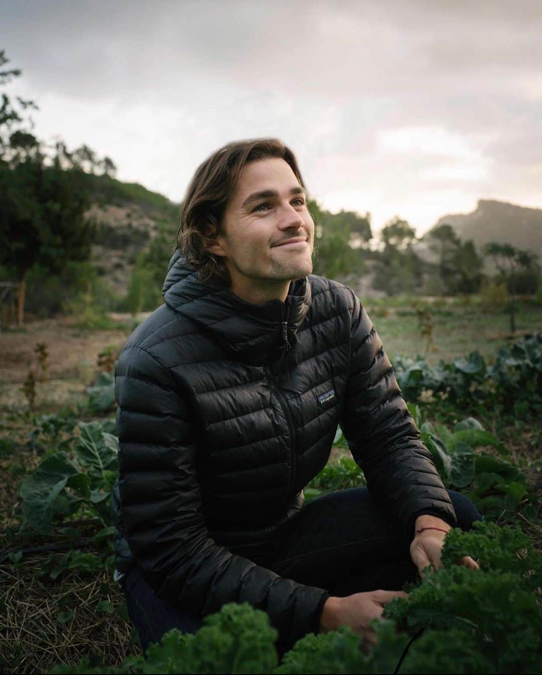 Jackson Harriesのインスタグラム：「Climate Change and Agriculture. 🚜🌾  What we eat and how we produce it has a massive impact on our environment. Changing our diets by reducing consumption of animal-based products is key to building a healthy regenerative agricultural system that works for everyone.   Six years ago I stopped eating meat and it completely changed my relationship to food. Rather than thinking about what I couldn’t eat, I started to think more creatively and discovered so many amazing plant-based foods. What’s your thoughts on veganism and plant-based diets? I’d love to know your thoughts in the comments below.   This is the first in a new series we’ll be more exploring more on @earthrise.studio. 🌱🌎」