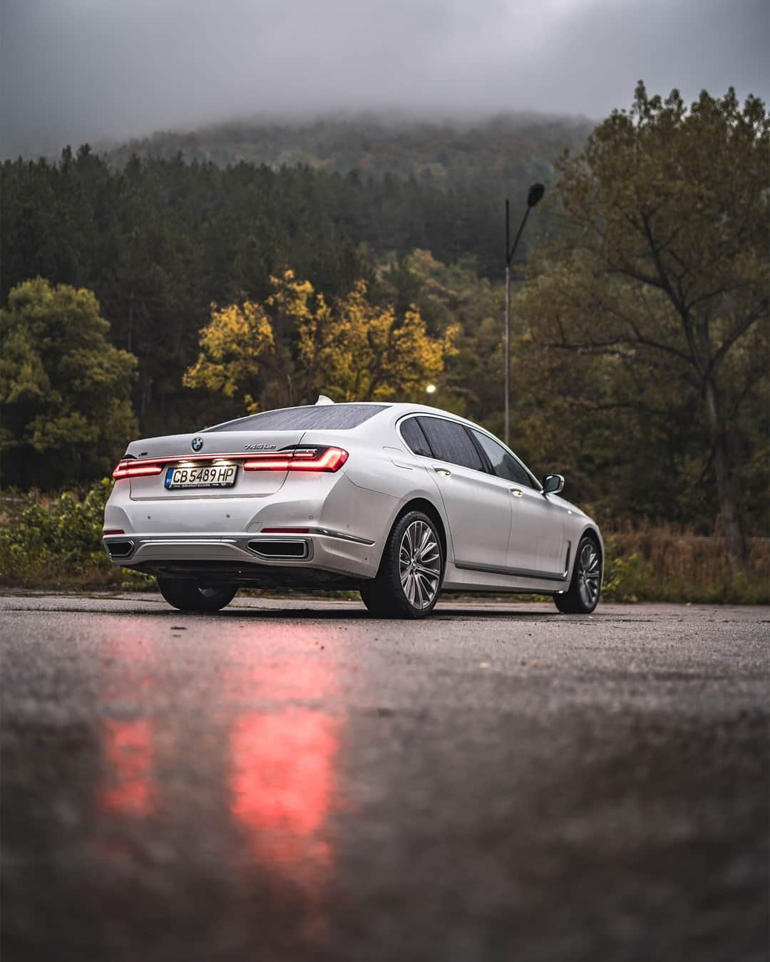 BMWのインスタグラム：「Ain't no rain getting in my way. The BMW 7 Series Sedan.  #THE7 #BMW #7Series #BMWrepost @surrealmediaa __ BMW 745Le xDrive Sedan: Energy consumption in kWh/100 km (combined): 16.2–15.8. Fuel consumption in l/100 km (combined): 2.5–2.3. CO2 emissions in g/km (combined): 57–52. Further information: www.bmw.com/disclaimer.  	 Acceleration (0-100 km/h): 5.1 s.」