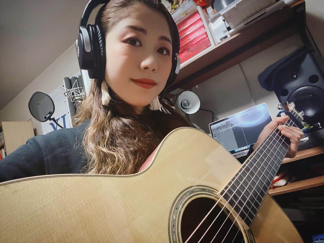 梶有紀子さんのインスタグラム写真 - (梶有紀子Instagram)「. 新曲デモREC🔴 新しい機材使って初めてguitarも録りました🤗 . 説明書苦手な私が翻訳してやってみた まだまだ勉強しなきゃですが 取り急ぎ使ってみれてよかった🌼 . さて今夜は21時からインスタライブです 楽しみ楽しみ！ . . . #梶有紀子 #yukikokaji #シンガーソングライター #弾き語り #ギター弾き語り #ギター女子 #ギター好きな人と繋がりたい #jpopmusic #japanesemusician #singerslife #japanesesong #音楽好きな人と繋がりたい #instamusiciansdaily #musiciandaily #音楽家 #日常の幸せ #シンガーソングライターと繋がりたい」12月20日 18時31分 - kajiyukiko1112