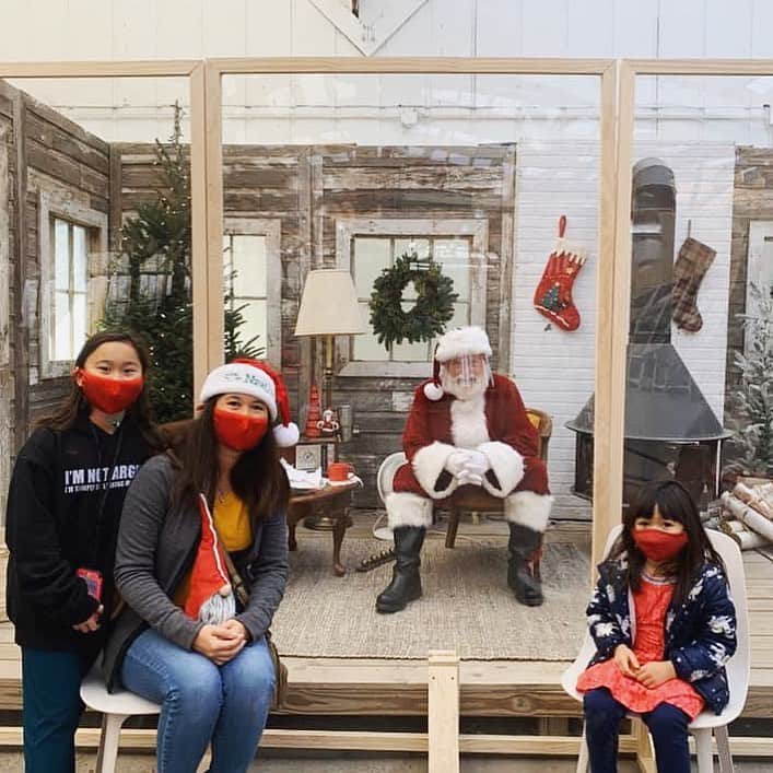 のインスタグラム：「この時期、🇺🇸ではショッピングモールなどで、サンタクロース🎅と一緒に写真が撮れるところが出現します🤶 いつもならサンタクロース🧑‍🎄と並んで、子供達は抱っこしてもらって撮ったりするのですが、今年は工夫が👀 . #usa #america #studyabroad #livinginamerica #santaclaus #holidayseason #holidayphoto #socialdistance #box #saycheese #アメリカ #アメリカ生活 #サンタクロース #ホリデーシーズン #ニューノーマル #ソーシャルディスタンス #記念写真 #クリスマス #留学 #ネブラスカ州 #ショッピングモール #shoppingmall #季節の #2020 #2020年の風景」