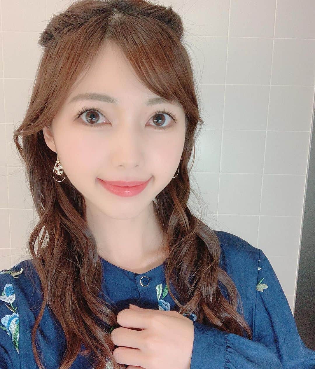 川又智菜美のインスタグラム：「.﻿ 12月ももうあと少しですね😳﻿ どうりで寒いわけだ⛄️﻿ ﻿ 私は寒がりなのですが、﻿ 特に手足が冷たくて困ってます😢﻿ 末端冷え性、なにか良い対策があったら﻿ ぜひ教えてください💕﻿ ﻿ 写真はこの間の衣装です❣️﻿ 濃紺の色がとても可愛くて、﻿ 足元までうつせなかったのですが﻿ マキシ丈のワンピースだったんです☺️﻿ キラキラが揺れるのが可愛いピアスを﻿ チョイスしてみました💫﻿ 👗﻿ @grace_continental.div  ﻿ #日テレNEWS24 #N24 #衣装 #ピアス」