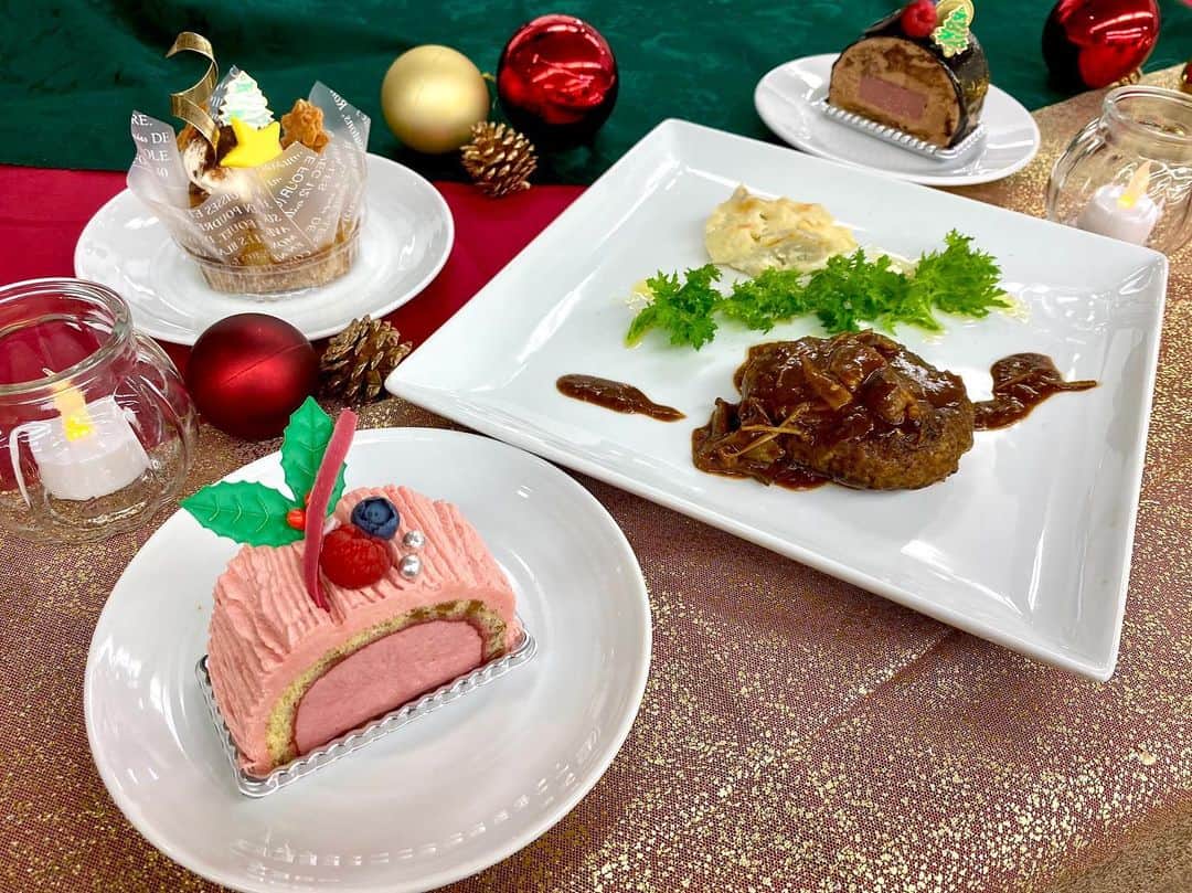 名古屋コミュニケーションアート専門学校_製菓調理のインスタグラム：「クリスマススペシャルオープンキャンパス✨ 『ホテルハンバーグ』 『アレンジカクテル』 のWメニュー体験でした！！ (アレンジカクテルの写真を撮り損ねました…)  そして来校者の方にサプライズでクリスマスケーキをプレゼント😊✨ こちらのケーキは、本校講師の山本先生のお店のケーキなんですよ🍰 山本先生ありがとうございました😆✨ みなさんにとっても喜んでいただきました💕 学生スタッフのみんなもサンタさん似合ってたよ🎅❤︎」