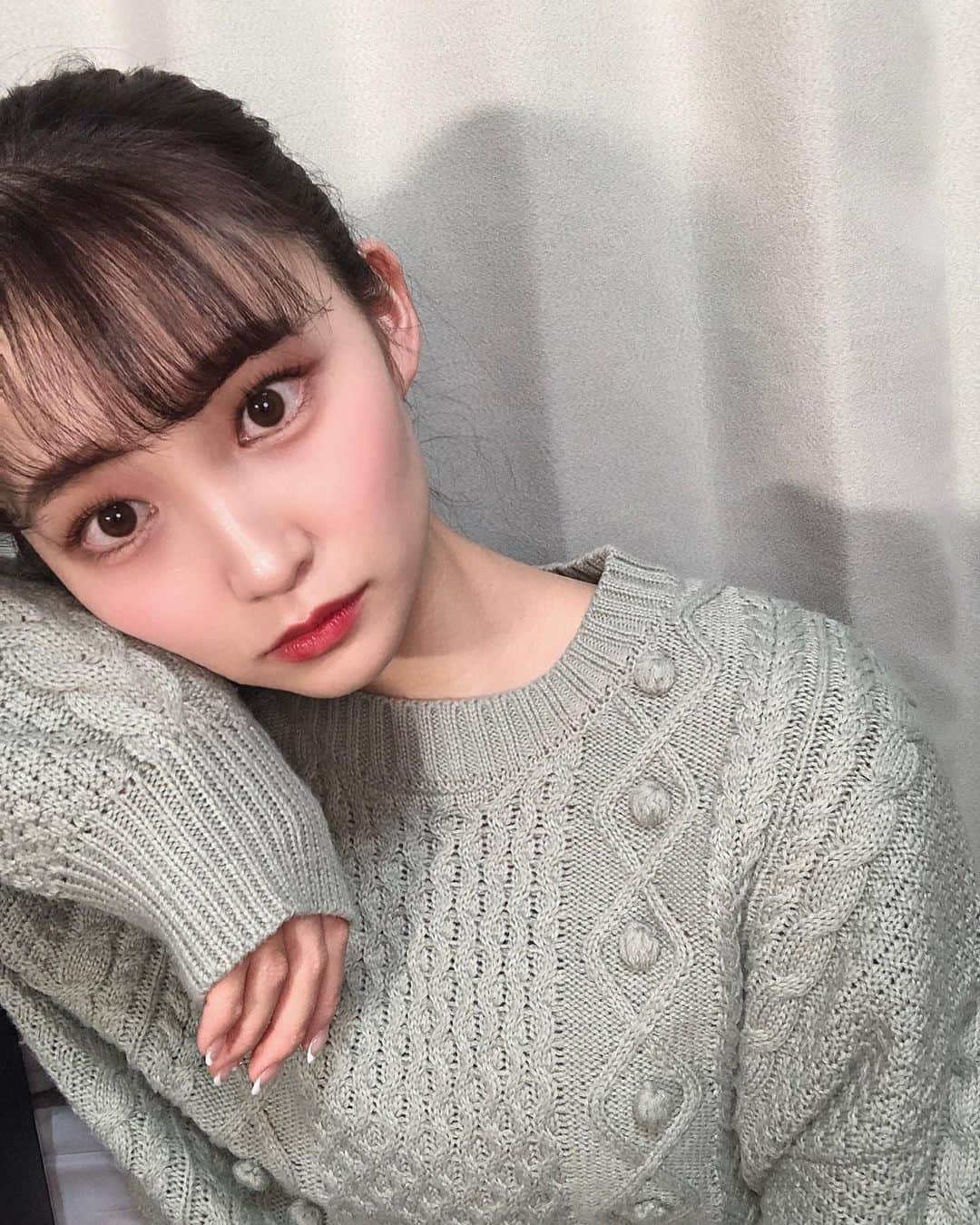 加藤早和子のインスタグラム：「❤︎ たまにはセルフィー🤳🏻  ストーリー見てくれた方は 見覚えがあるかもしれない写真…😙  . . #セルフィーショット #ビジョビ #ベビーフェイス #女子大学生 #ポートレート #ポートレート撮影 #ポートレートモデル #ポトレ #被写体 #漏れなく盛れます #selfyshot #as_archive #as_picture」