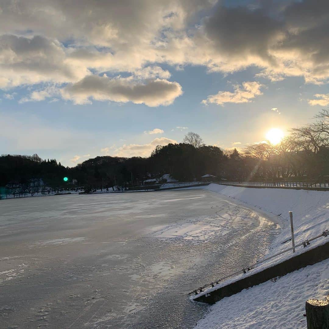 大隅智子のインスタグラム：「けさの盛岡市の高松の池。広く凍ってました。最低気温はマイナス7.8度、最高気温はマイナス1度の真冬日に。極寒ですが、頑張りましょう^_^、 #岩手 #盛岡 #高松の池 #真冬日」