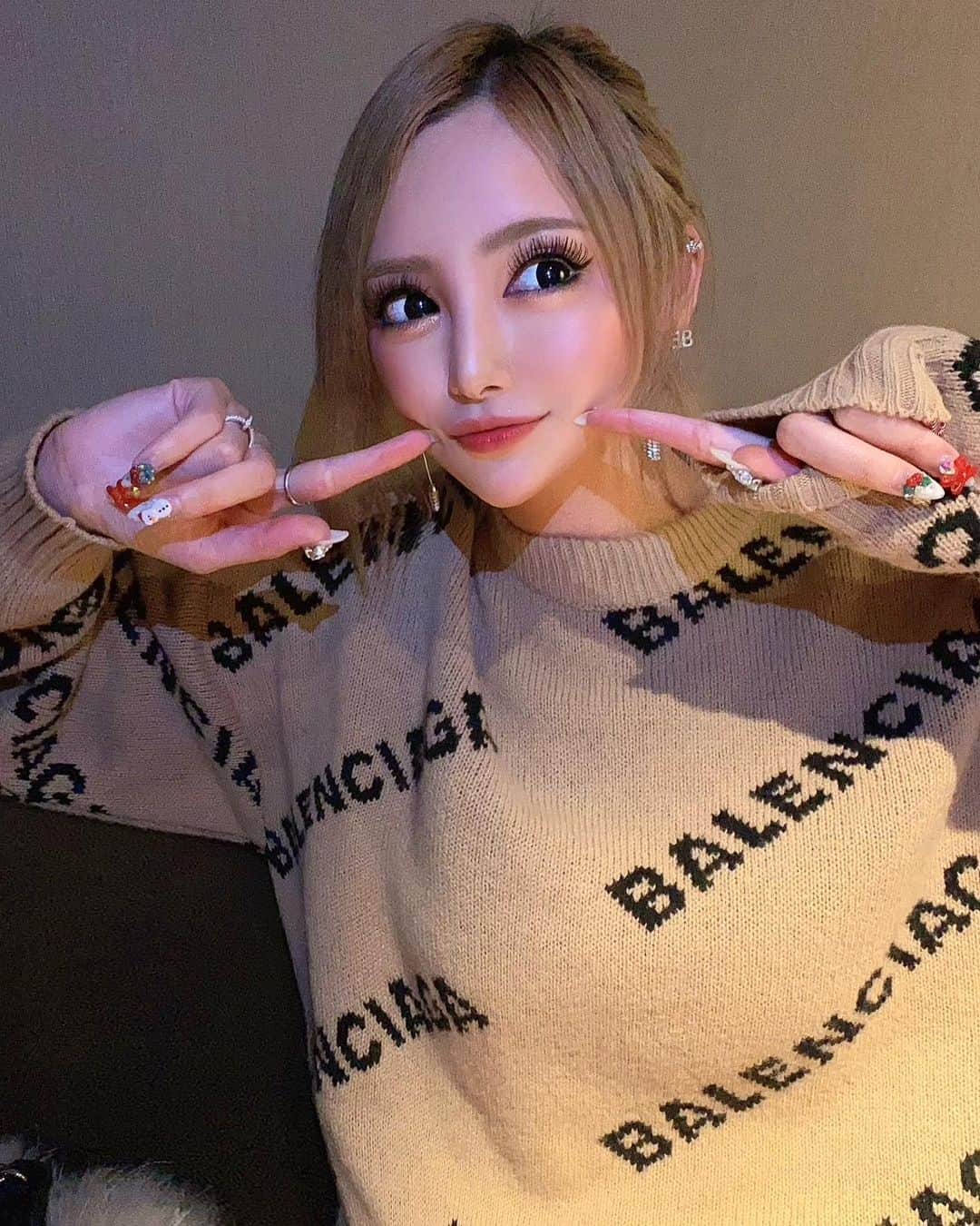 のインスタグラム：「☺︎💕  たまにはこーゆーのも🤩🤩  もーちょっとでXmas🎅🏻🎄💖  #balenciaga」