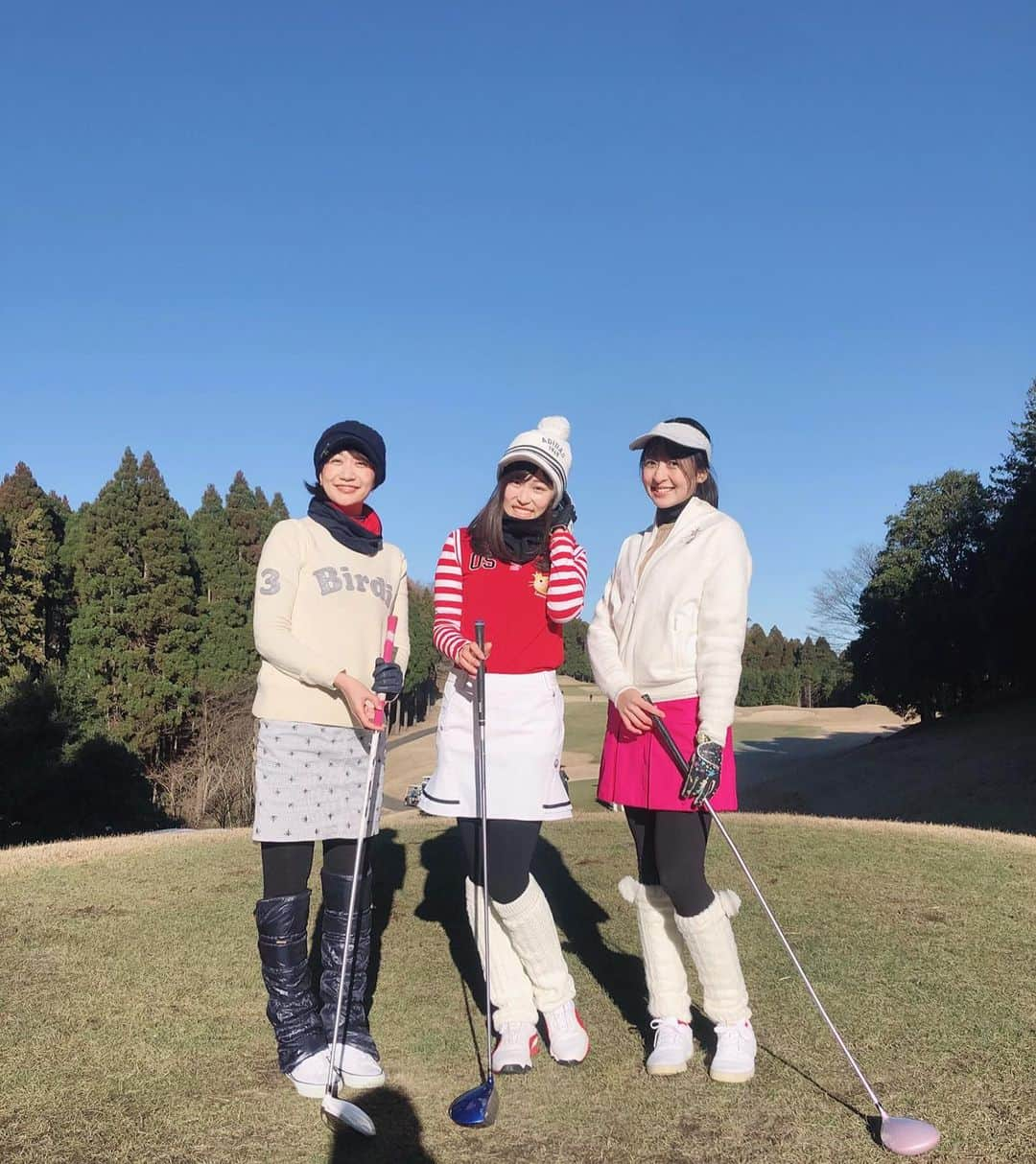 竹内里奈さんのインスタグラム写真 - (竹内里奈Instagram)「⛳️ゴルフ納め🏌️‍♀️♡ 久しぶりに、千葉ゴルフいきました♪ 同じ事務所のあかねさんと、杏奈と😆 杏奈とお揃いのレッグウォーマー買って臨んだので足元も暖かく😎💓 寒くて？スコアは散々でしたが、 とっても楽しかった♪♪ ・ 👚#miic #韓国ゴルフウェア  🧢#nike  🧦#23区golf  ・ 📸のとき😷はずしました☺︎☺︎ ・ ・ ・ ・ #千葉ゴルフ #冬ゴルフ #ゴルフ #golf #golfstagram #ゴルフ好きな人と繋がりたい #ゴルフ女子 #冬ゴルフコーデ #レッグウォーマー #モコモコ帽子 #防寒 #スポーツ好き #ゴルフウェア #女子アナ #アナウンサー #フリーアナウンサー #スポーツ女子 #ゴルフコーデ #23区ゴルフ」12月20日 18時37分 - rina.takeuch