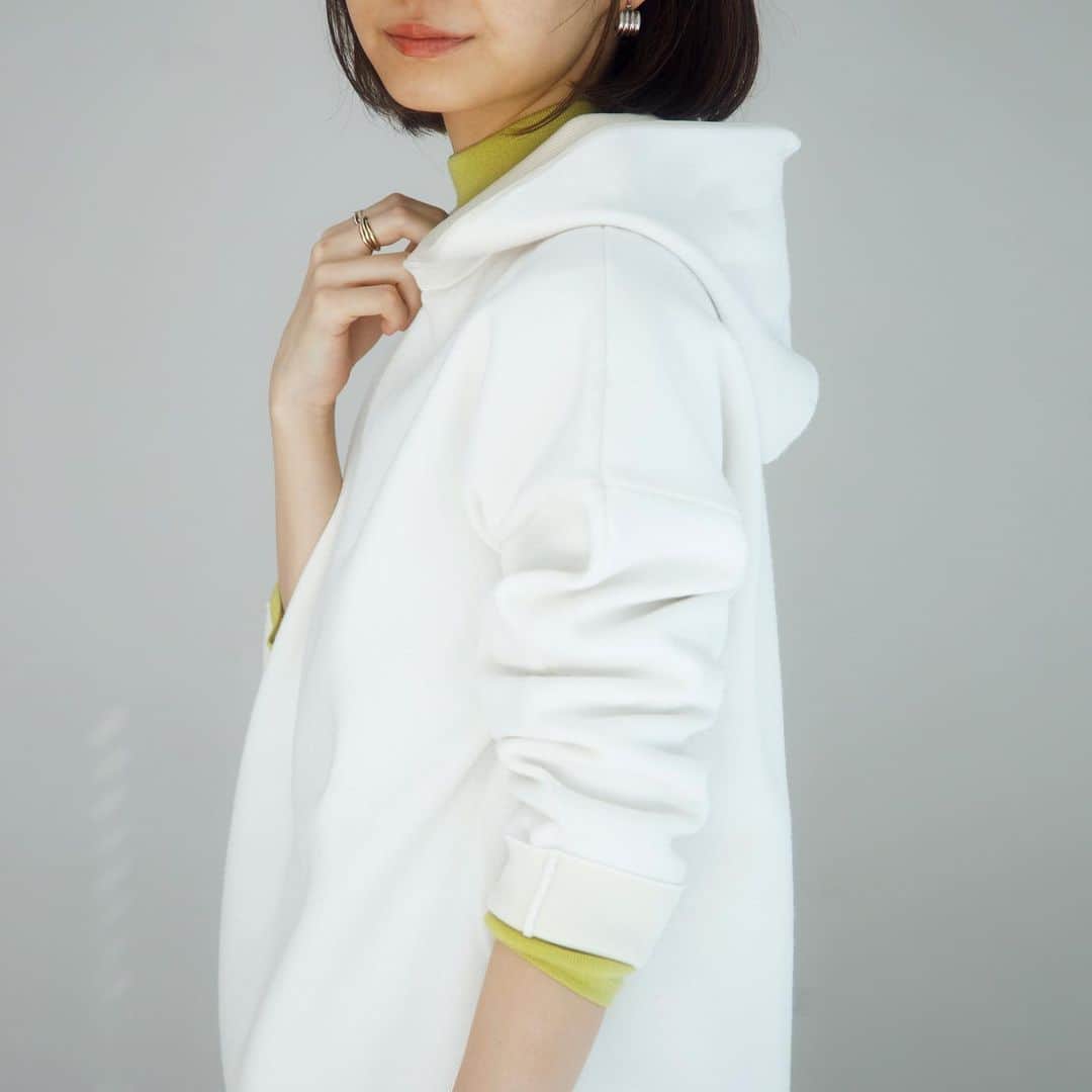 INDIVIのインスタグラム：「- pick up items -﻿ ﻿ ﻿ 旬な雰囲気を演出するフーディニットアイテム。﻿ 編地開発で、軽さを実現させていますので着心地も抜群です！﻿ 裏側は微配色カラーのデザインですので、フード裏からちらっと覗くところもポイントです。﻿ ﻿ ﻿ ✴︎knit.¥14,850(税込)﻿ ✴︎no.127-19469﻿ ﻿ ﻿ #INDIVI﻿ #インディヴィ」