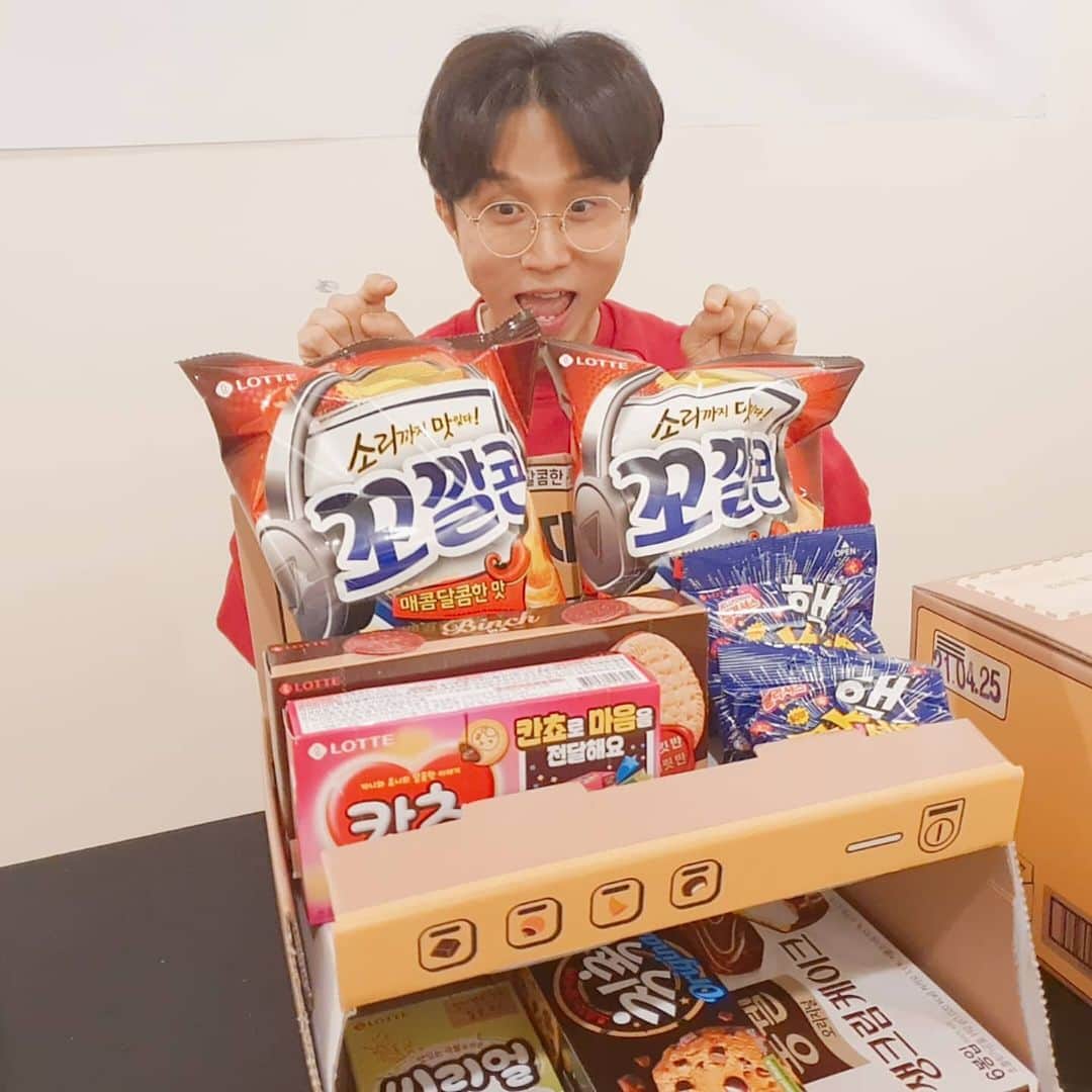 パク・ソングァンのインスタグラム：「깜짝⁉️ 대박이벤트 그립 팔로우 만명 이벤트😆  7시부터 단 10분만‼️2만원인 롯데제과 과자 세트를 1만원에!!!! 7시부터!!!  들어보시는 모든 분께 기프트 권과  이모티콘을 쏩니다!!」