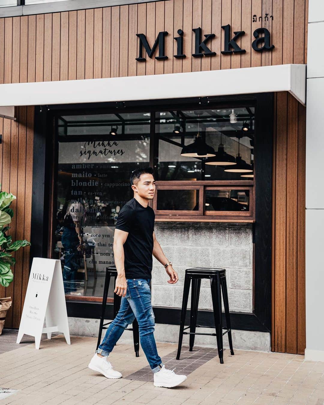 チャナティプ・ソングラシンのインスタグラム：「พรุ่งนี้เรามีนัดกันนะครับ ที่ @cafemikka_Lumpinipark ฉลองเปิดร้านกันครับ ผมเตรียมของขวัญรอแจกเพียบ พร้อมของสุดพิเศษจาก Mizuno ด้วยครับ  เจอกันครับ เริ่มประกาศรางวัลตั้งแต่ 13.00 น. เป็นต้นไปนะครับ  ใครยิ่งมาเร็วยิ่งมีสิทธิ์นะครับ แอบบอกไว้ก่อน😎」