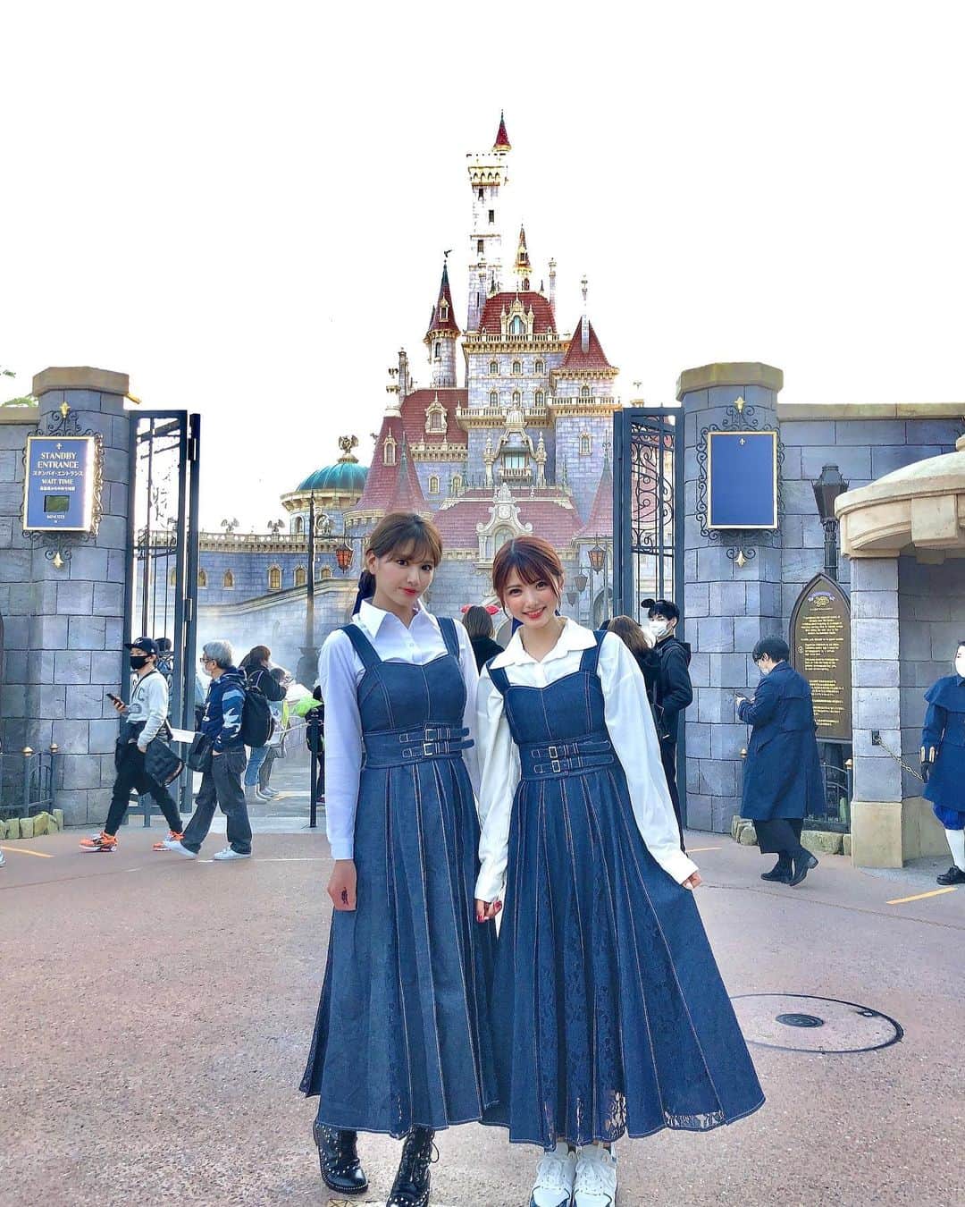 岡田栞奈のインスタグラム：「昨日の写真の続き💗  最近の思い出写真どんどん 載せていきますー‼️ #ディズニーコーデ #双子コーデ　 #主婦友 #美女と野獣 #抽選当たって乗れた #お城 #disney #disneyland #beautyandthebeast #attraction」