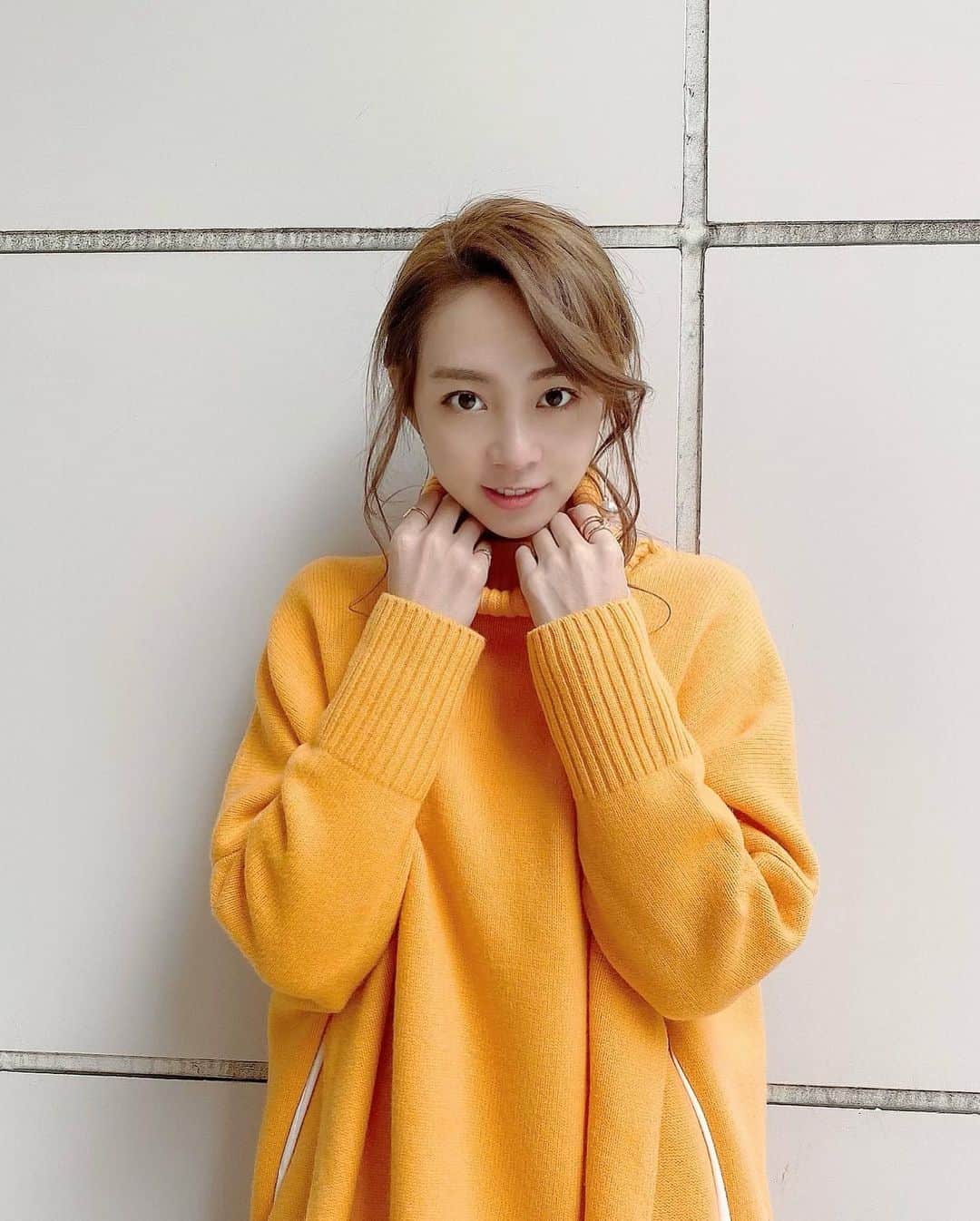 利水翔のインスタグラム：「. .  ﻿ 新しい色にチャレンジ🧡﻿ オレンジニット🍊🧶﻿ ﻿ ポンチョみたいな形になっていて可愛い✨😇﻿ ﻿ ﻿ ﻿ ﻿ ﻿ ﻿ ﻿ #enjoy #smile﻿ #ootd #happy﻿ #fishing #angler﻿ #selfie #coat #fation ﻿ #冬 #釣り#ツリジョ﻿ #コーディネート #offshot﻿ #釣りガール #利水つばさ#私服﻿ #ファインダー越しの私の世界﻿」