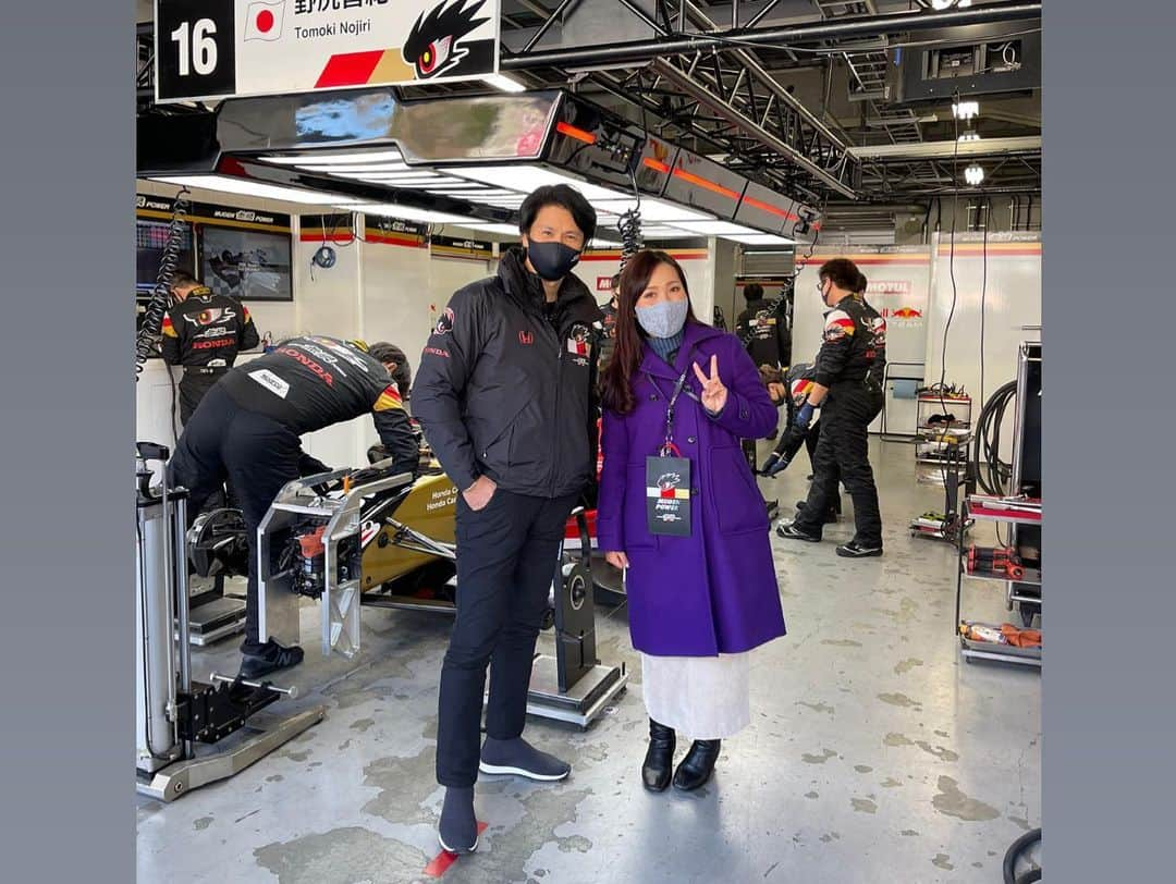 青木瀬令奈さんのインスタグラム写真 - (青木瀬令奈Instagram)「人生初レース観戦🏎🌈 富士スピードウェイまで 同じリシャールファミリー( @richardmille )の 中野信治( @shinjinakano )さんと 松下信治( @nobu_mat13 )の 応援に行ってまいりました！🤣🌟 #superformula  #富士スピードウェイ  のぶ( @nobu_mat13 ) 3位表彰台おめでとう🎉🔥🔥 🏎 最後の最後までハラハラドキドキ🥺 炎上してしまったマシンもあったので 無事に帰ってきてくれて良かったと 思いました。笑 🏎 やはり生観戦は迫力が違いますね！！！😳😳 音もそうですが振動が凄い😳🔥 ピット内は会話が全然聞こえないです🤣 🏎 3枚目の動画は レースが始まる瞬間なのですが エンジン音と雰囲気に 鳥肌が立ち感動しました😳🥺🔥 🏎 5枚目からの写真は チーム無限の監督をされている 信治さんに色々と見せて頂いているところです🌟 チームの大切さを改めて体感しました🥺 道具を使ってベストパフォーマンスをする。 細かいところにもとことんこだわる。 データを取りながら改良する。 コーチがいてマネージャーがいて 道具を調整してくれる人がいて、 そういうところはゴルフにも 共通しているなーと思いながら 今日は楽しく観戦させて貰いました🤔☺️🌈 🏎 信治さん、のぶ、チーム無限の皆さん、buzzの皆さん そして今日一緒に観戦してくださった リシャールミルジャパンの皆さん 素敵な1日をありがとうございました☺️🌸 #loveandthanks  #中野信治　 #松下信治　 #感謝」12月20日 18時41分 - serenaaoki_official